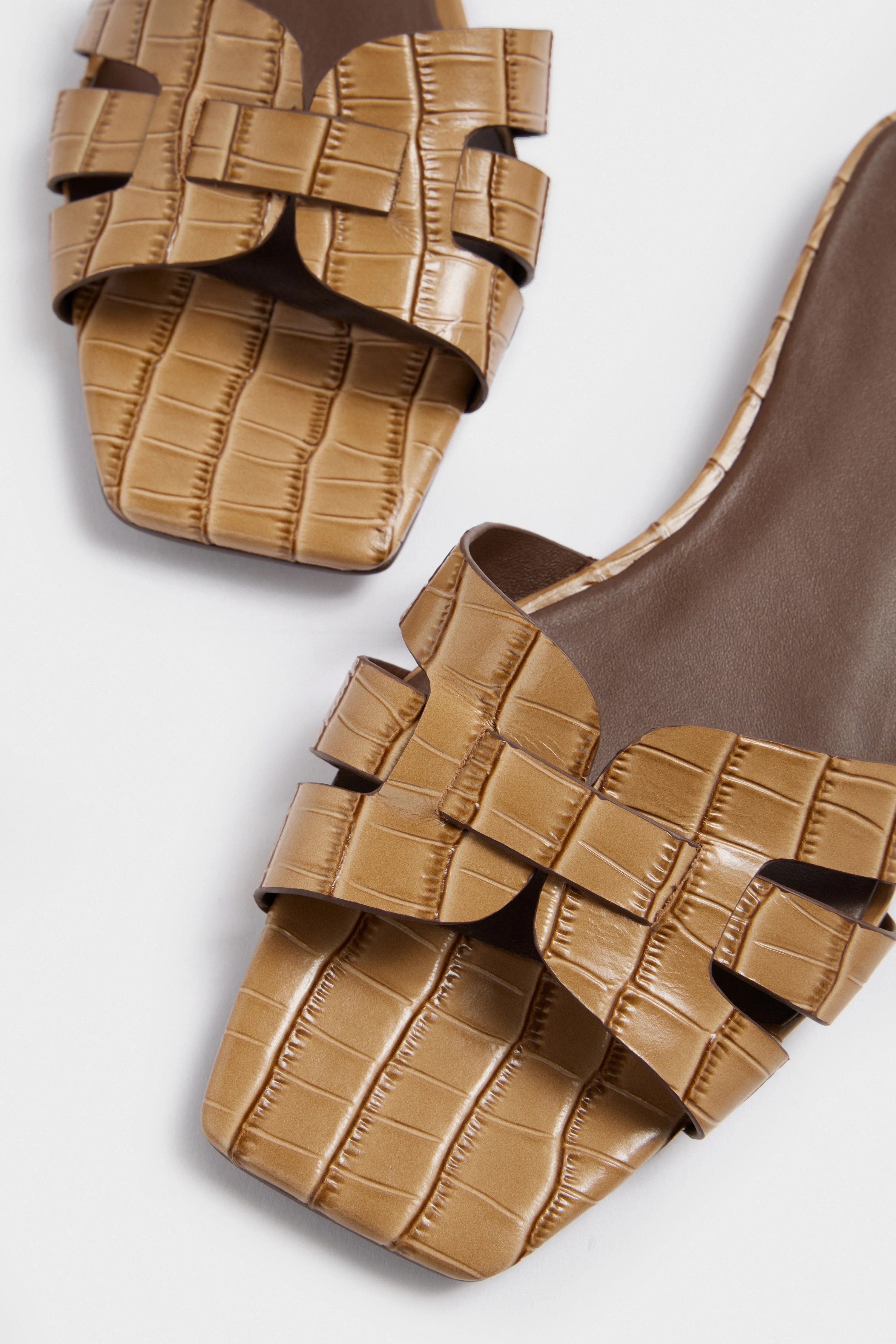 СROCODILE-PATTERNED LEATHER SANDALS - Image 3