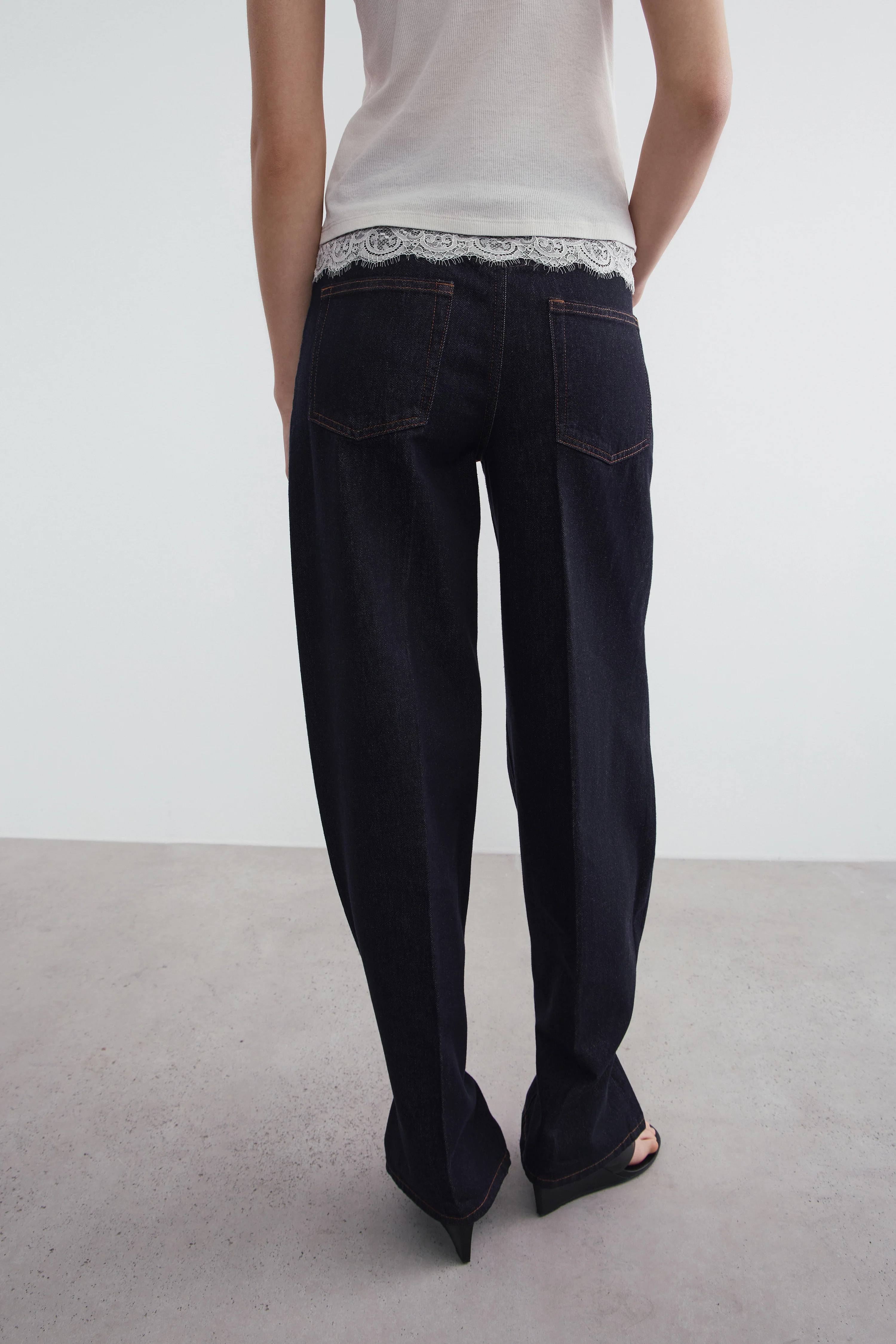 BROOCH-DETAIL BALLOON JEANS - Image 4