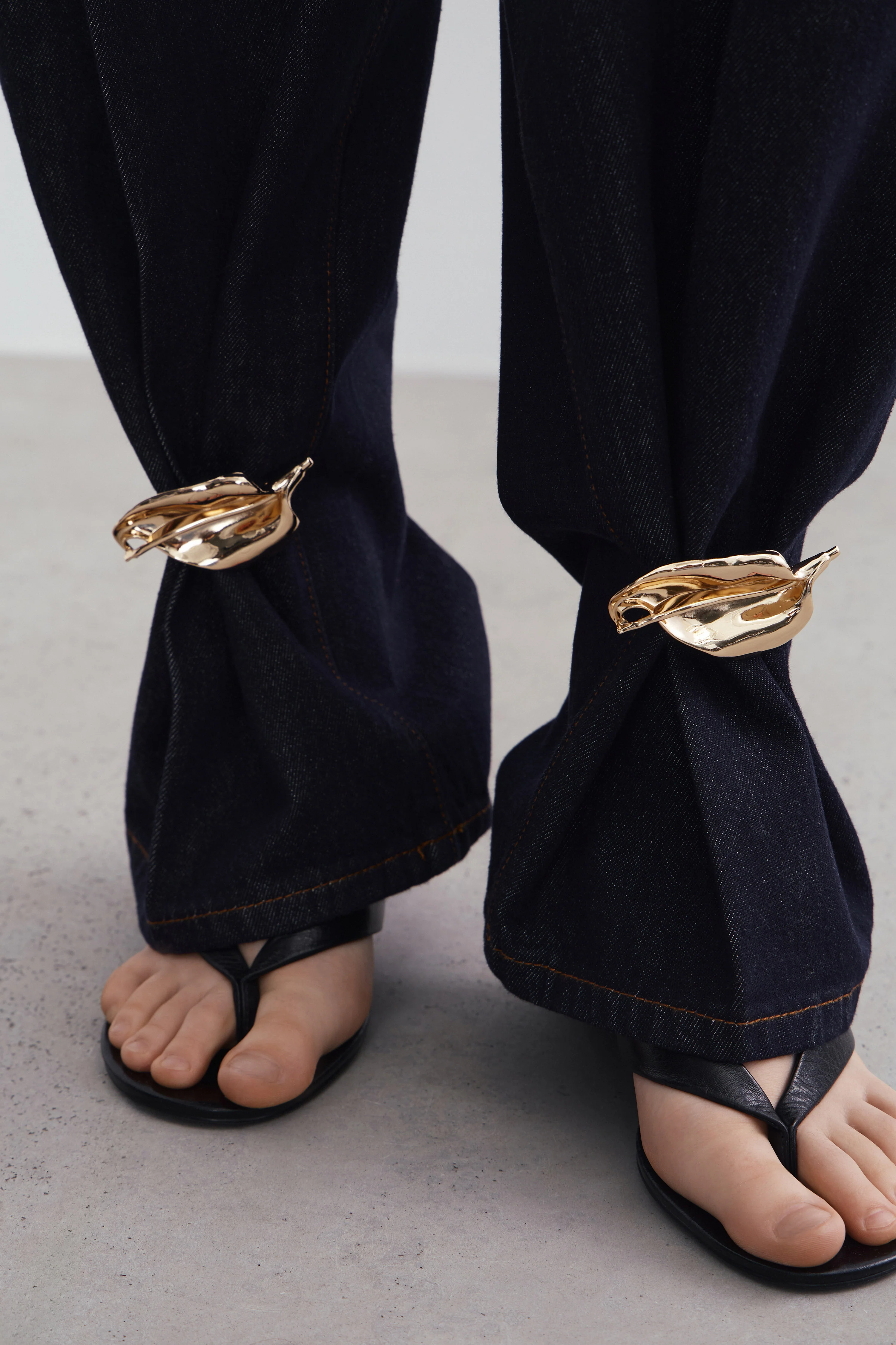 BROOCH-DETAIL BALLOON JEANS - Image 6
