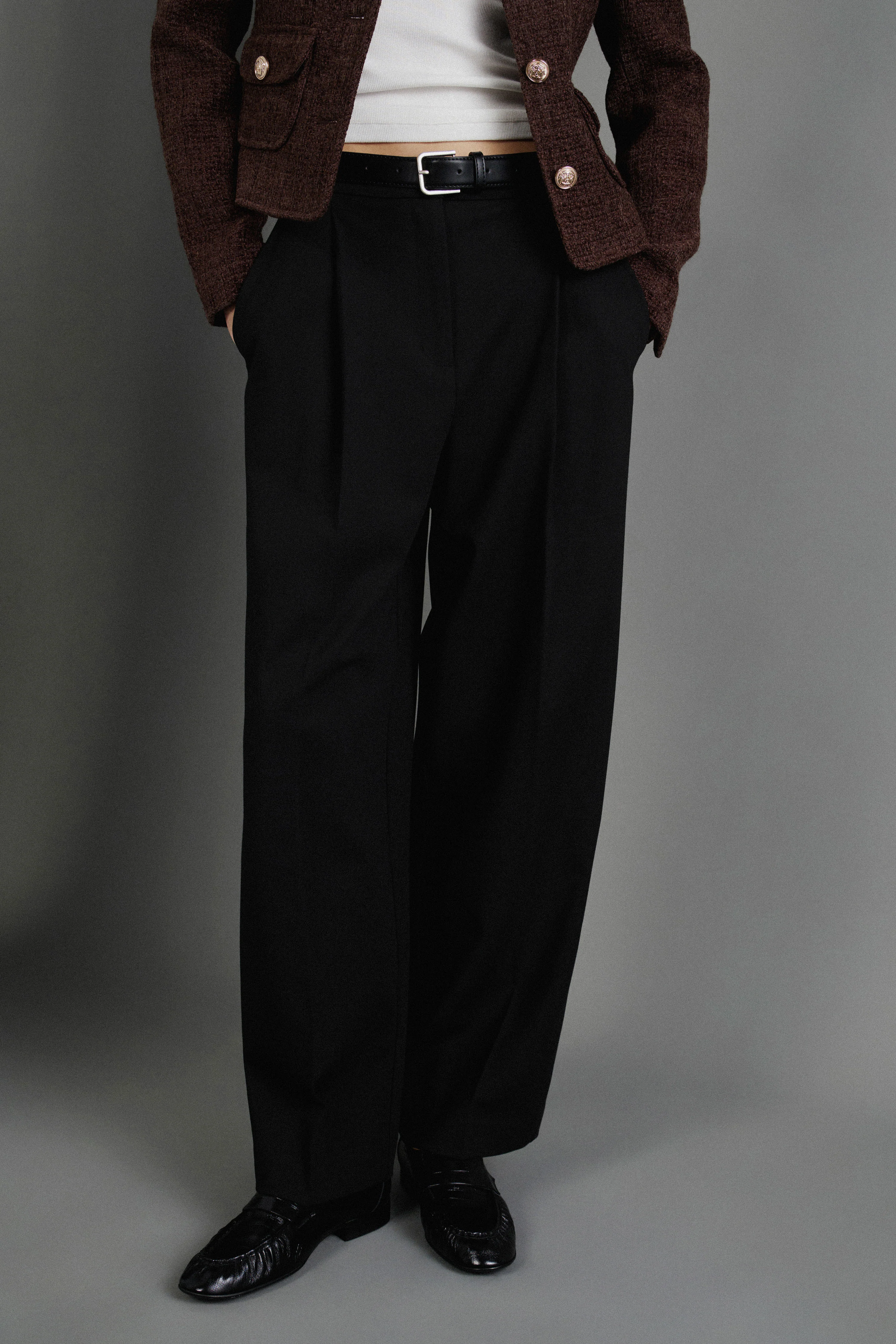 CARROT FIT TROUSERS WITH DARTS AND BELT - Image 2