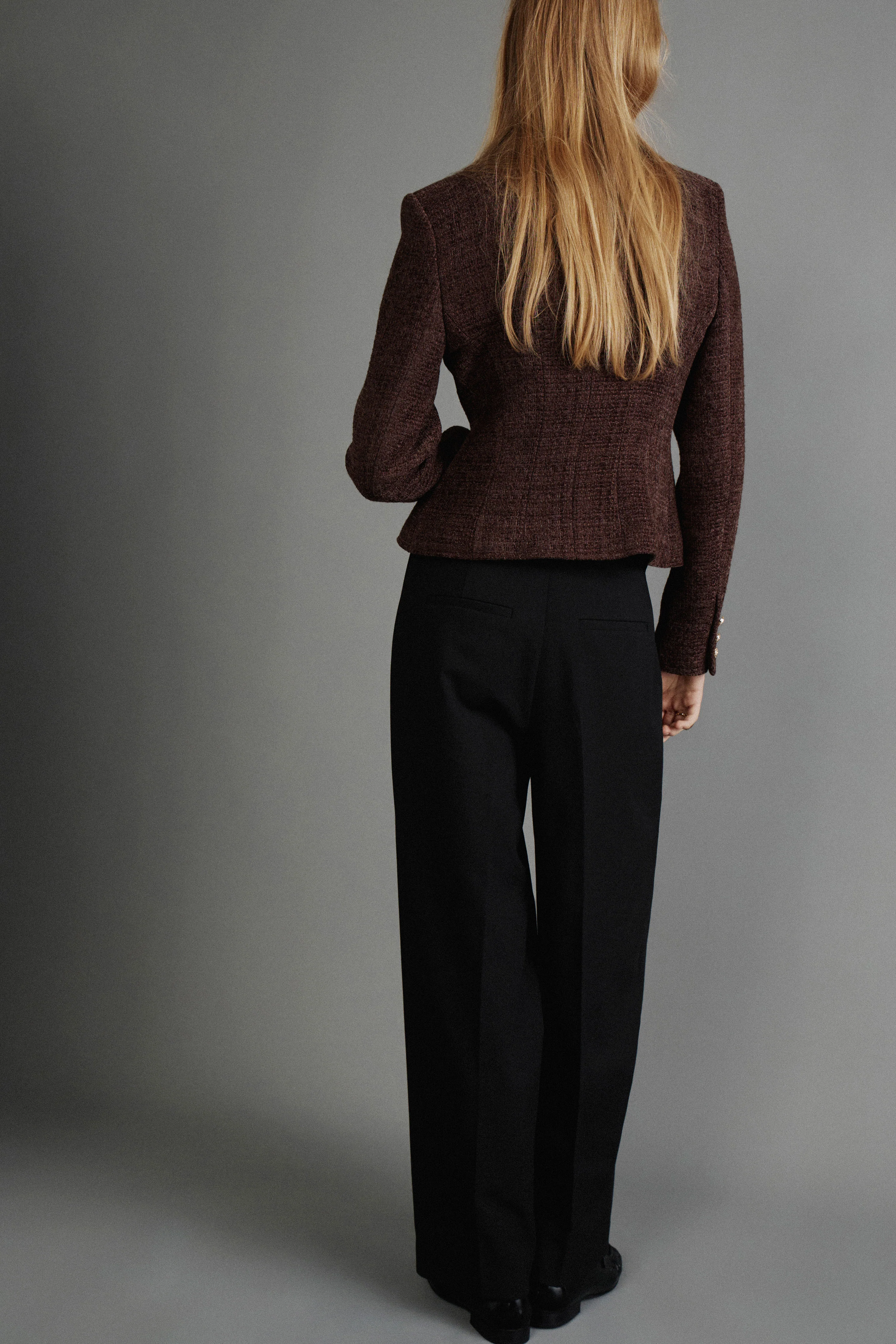 CARROT FIT TROUSERS WITH DARTS AND BELT - Image 4