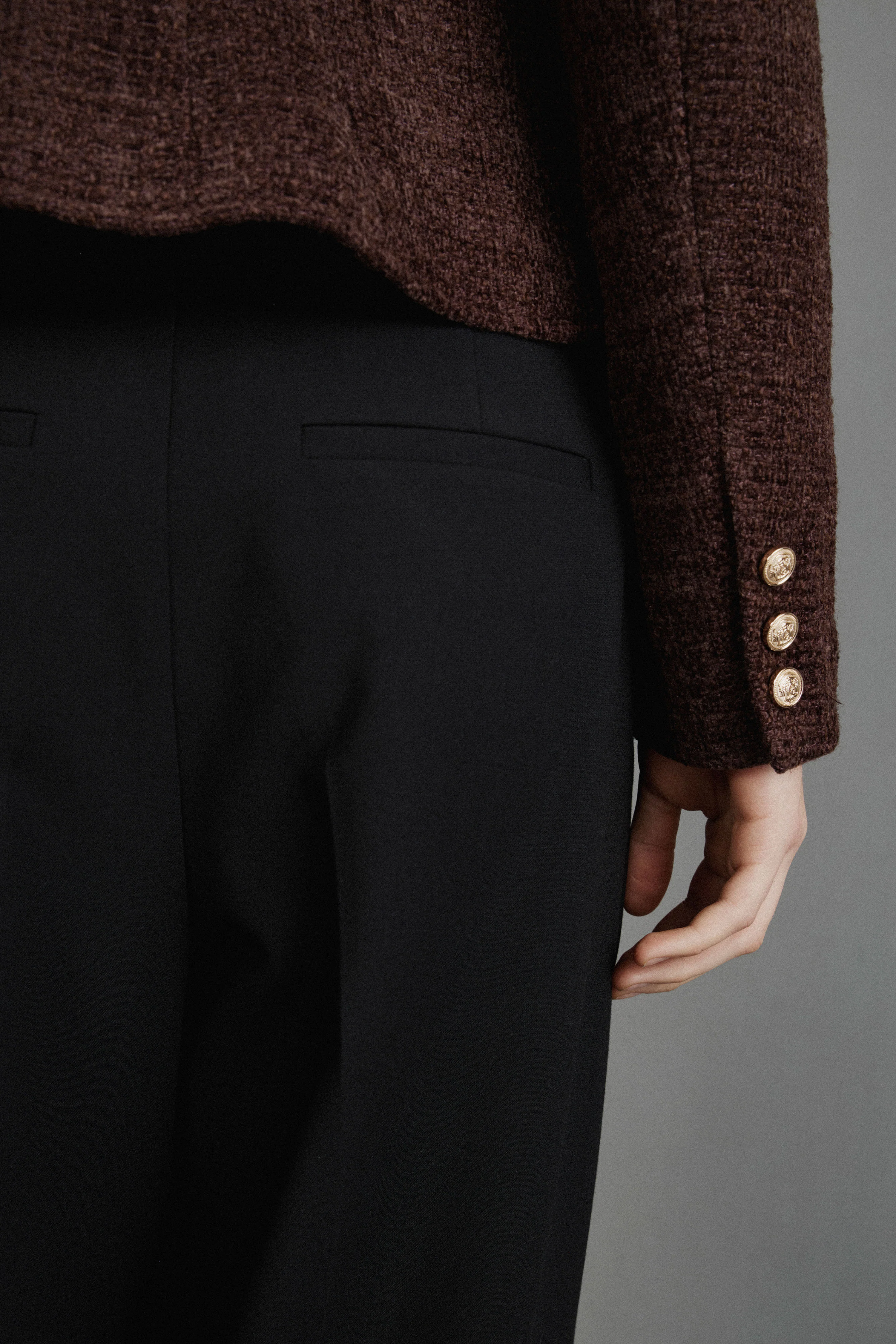CARROT FIT TROUSERS WITH DARTS AND BELT - Image 5