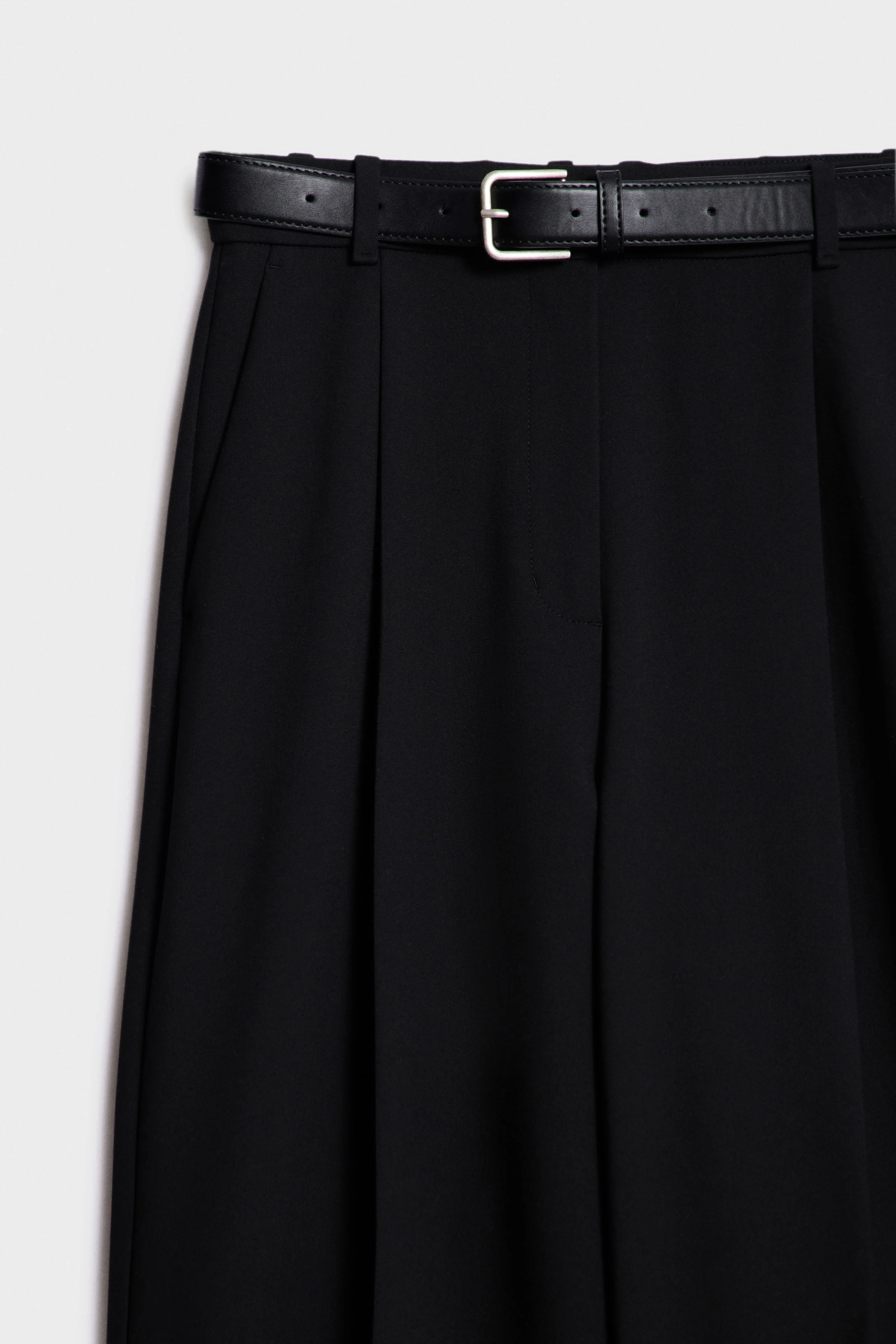 CARROT FIT TROUSERS WITH DARTS AND BELT - Image 8