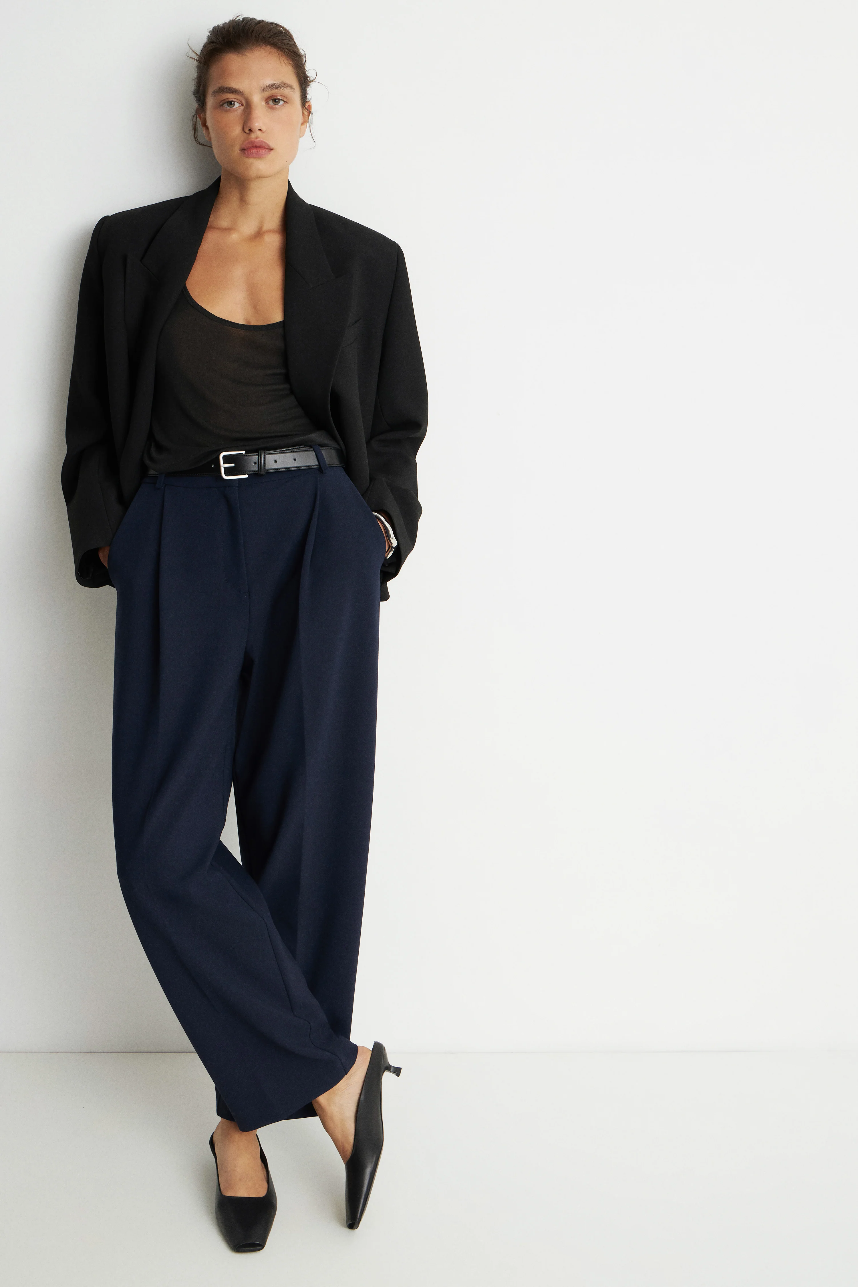 CARROT FIT TROUSERS WITH DARTS AND BELT - Image 2