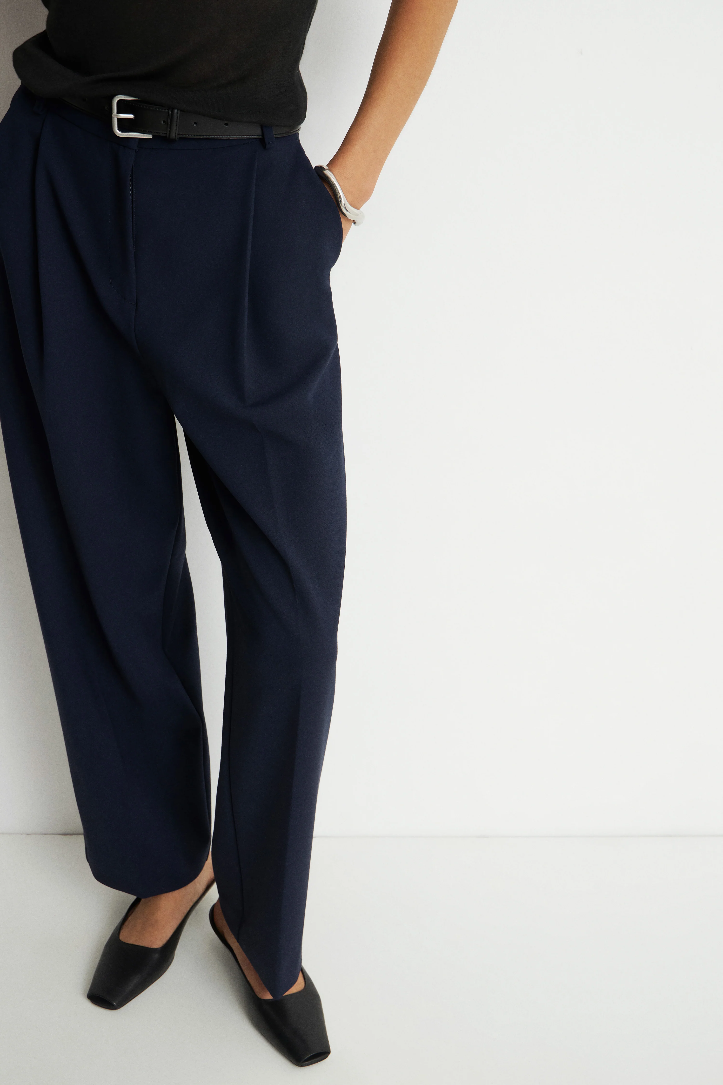 CARROT FIT TROUSERS WITH DARTS AND BELT - Image 3