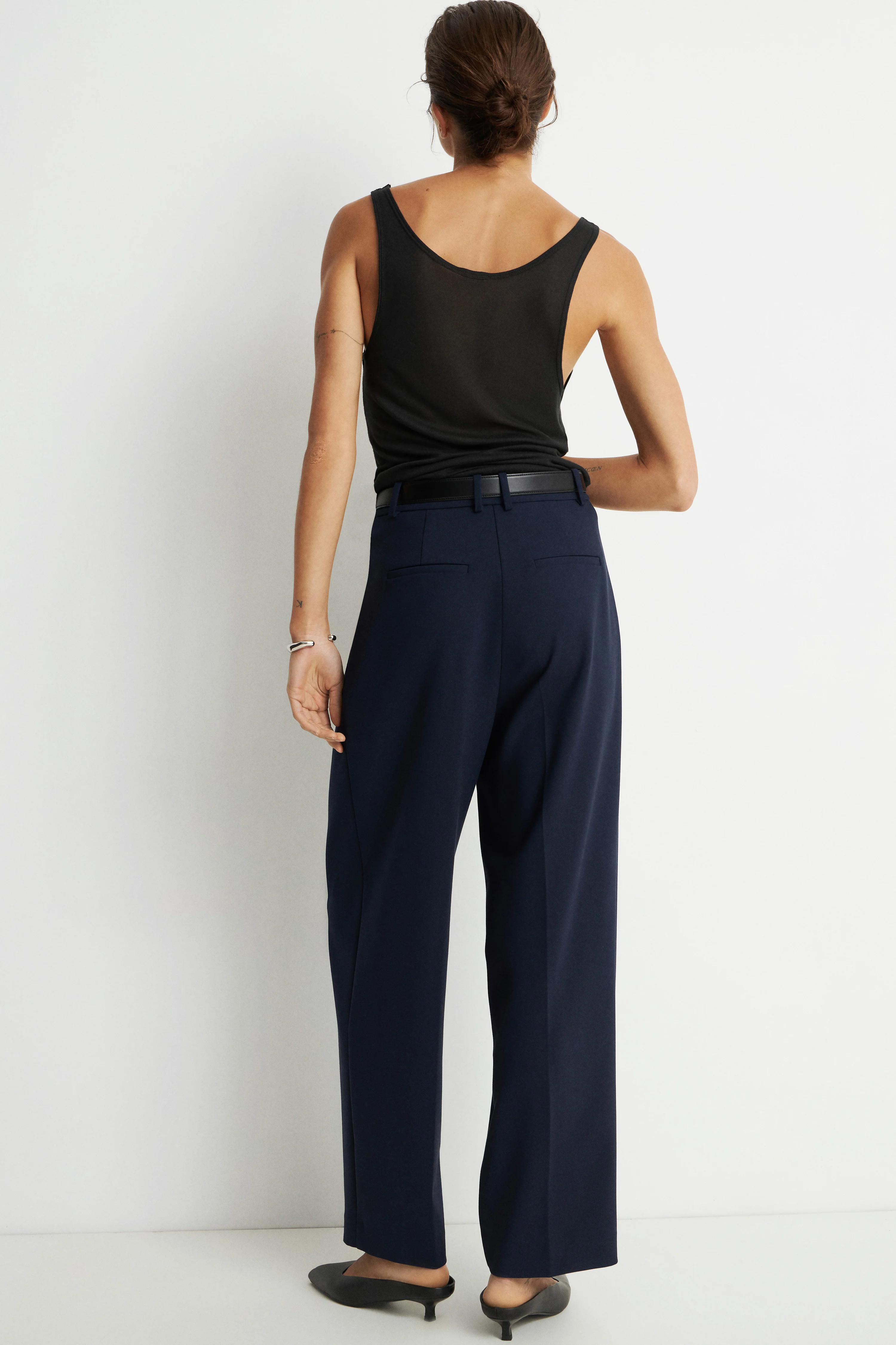 CARROT FIT TROUSERS WITH DARTS AND BELT - Image 5