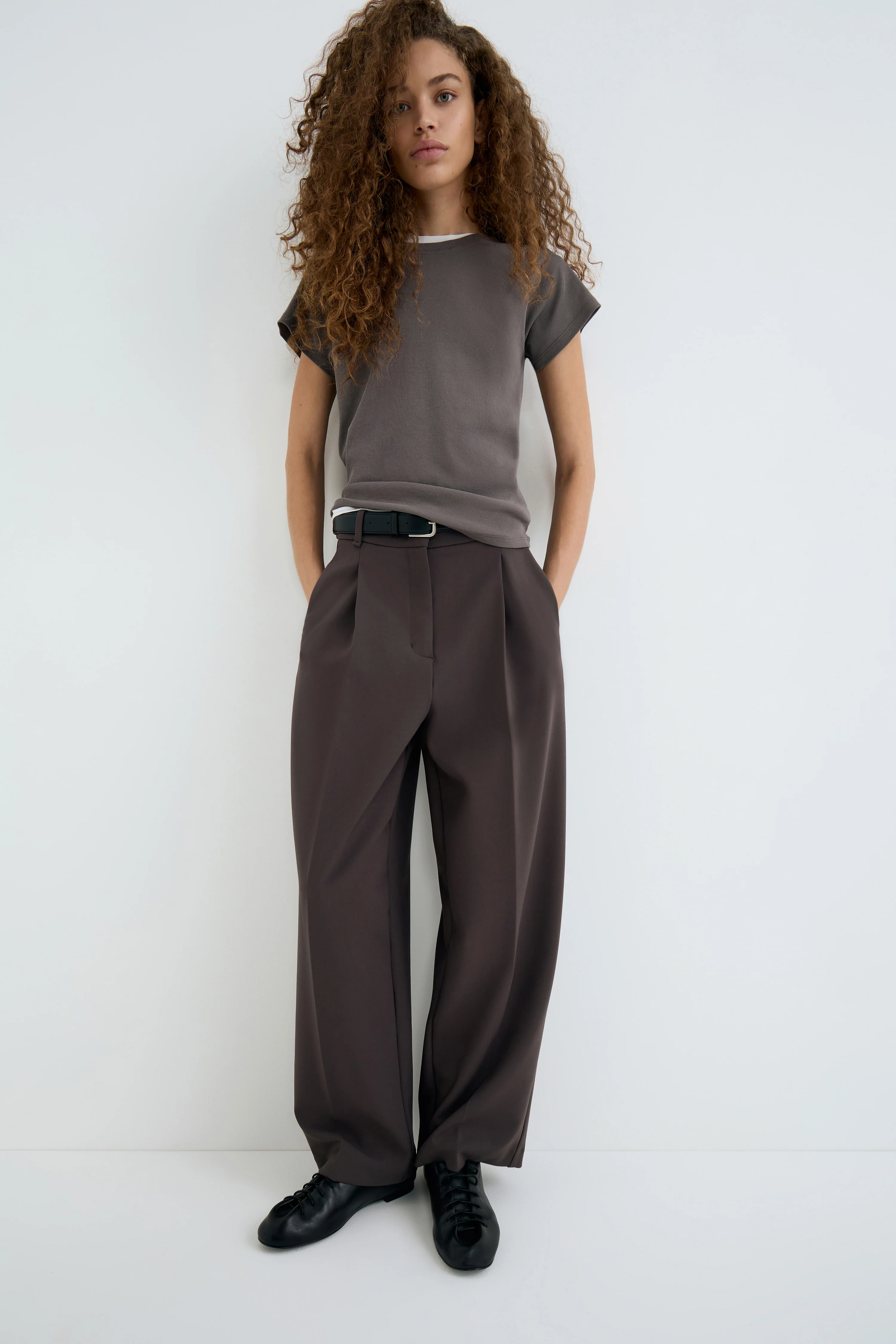 CARROT FIT TROUSERS WITH DARTS AND BELT - Image 2