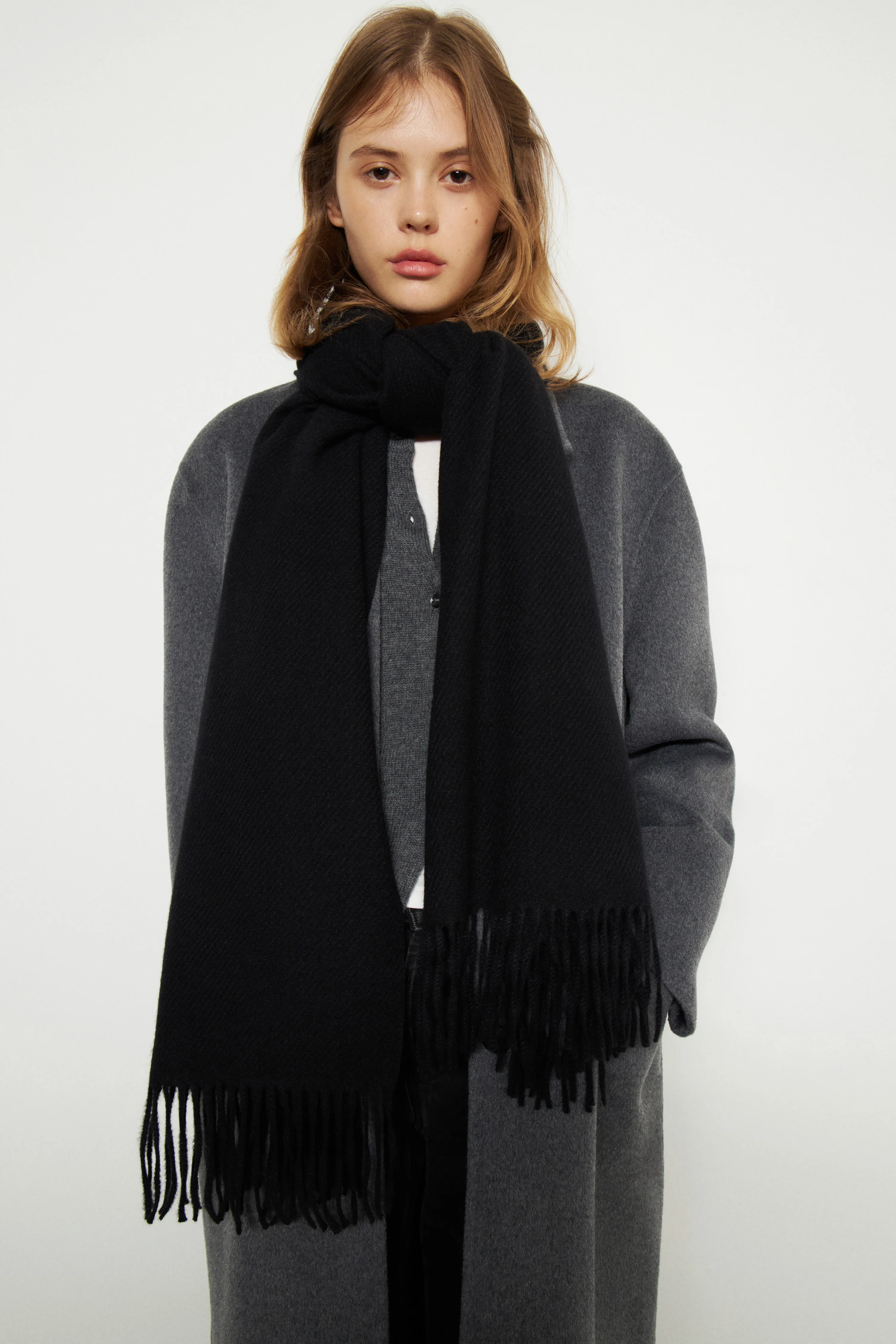 COZY FRINGED SCARF