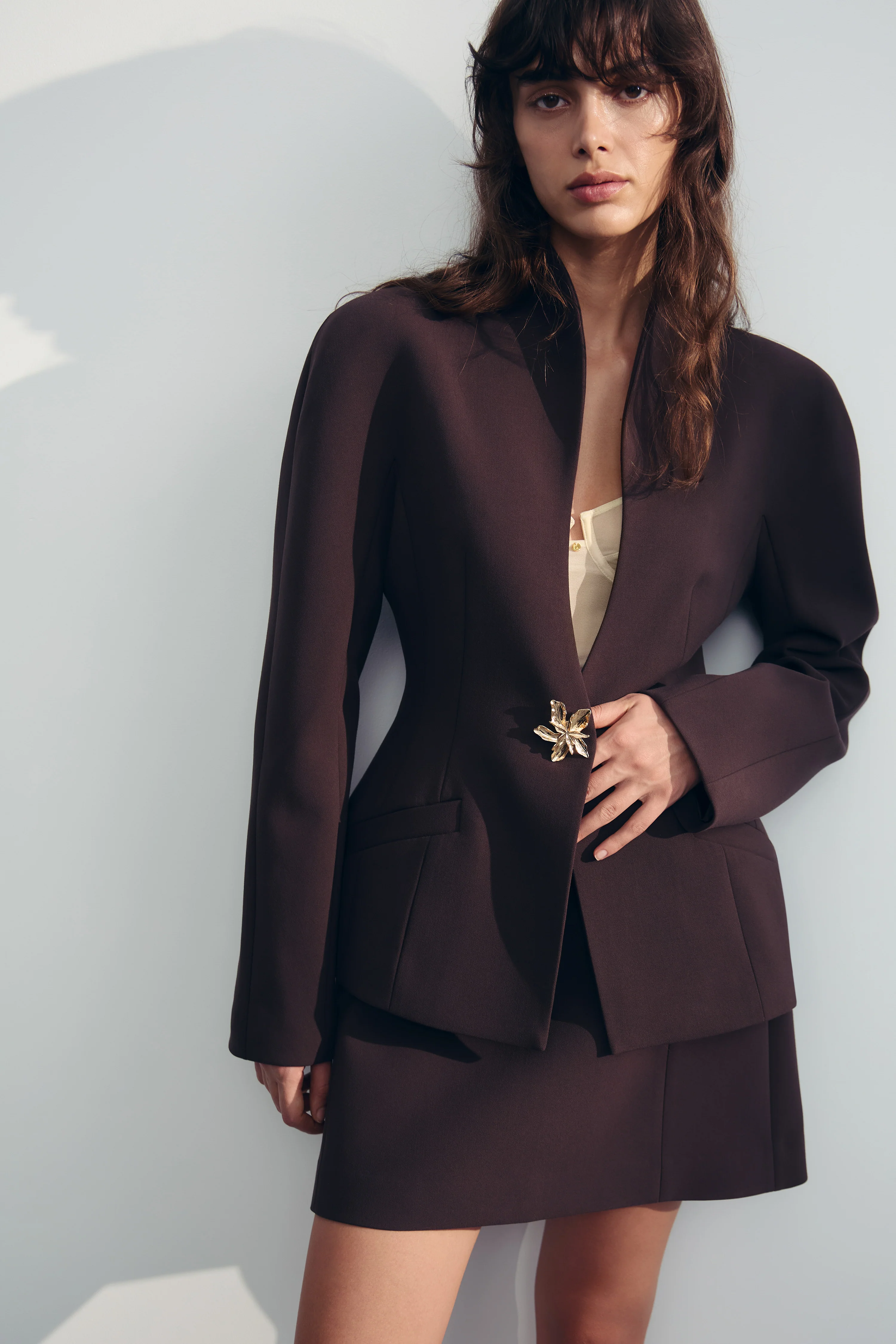 FITTED BROOCH-DETAL BLAZER