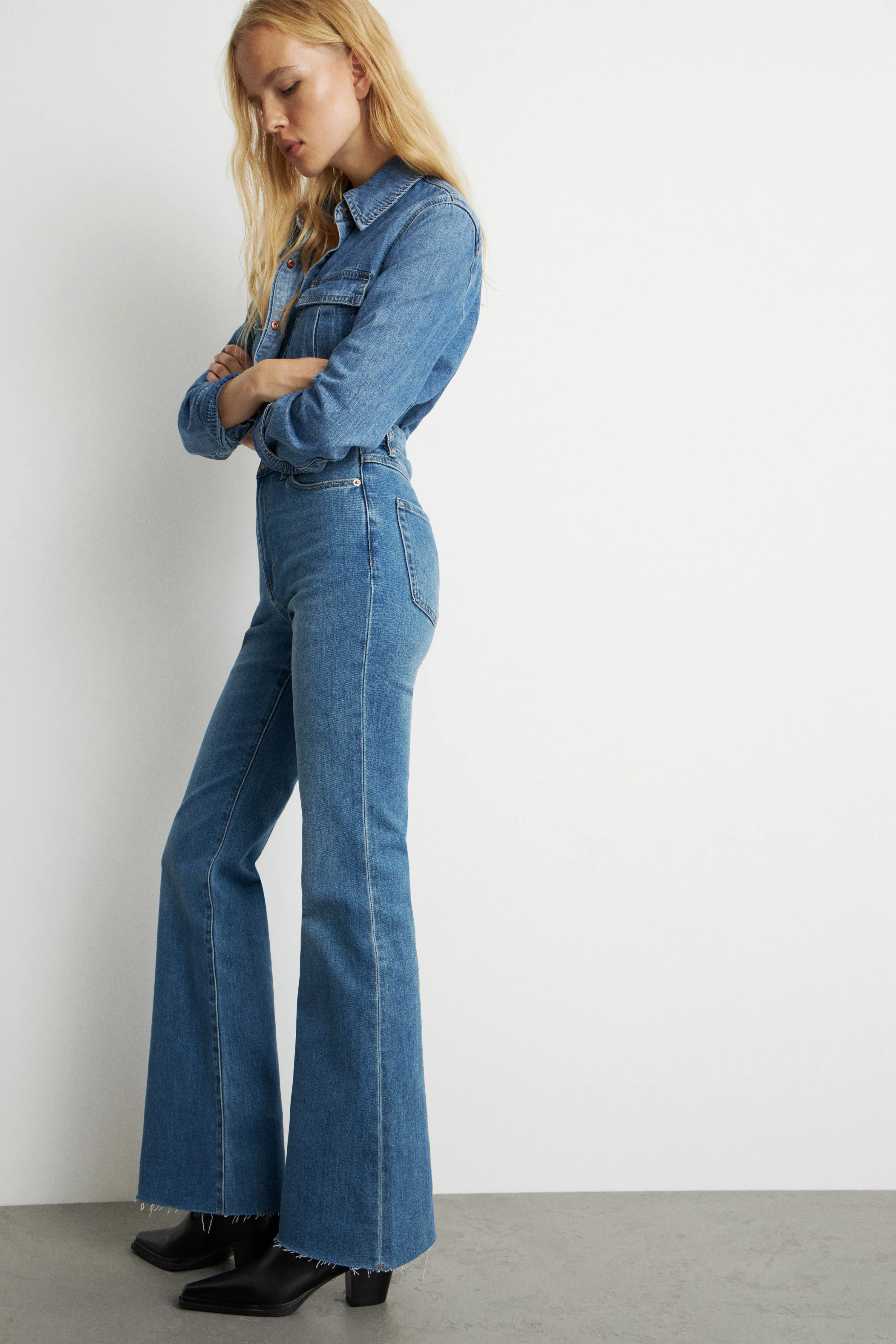 FLARE HIGH-WAIST JEANS