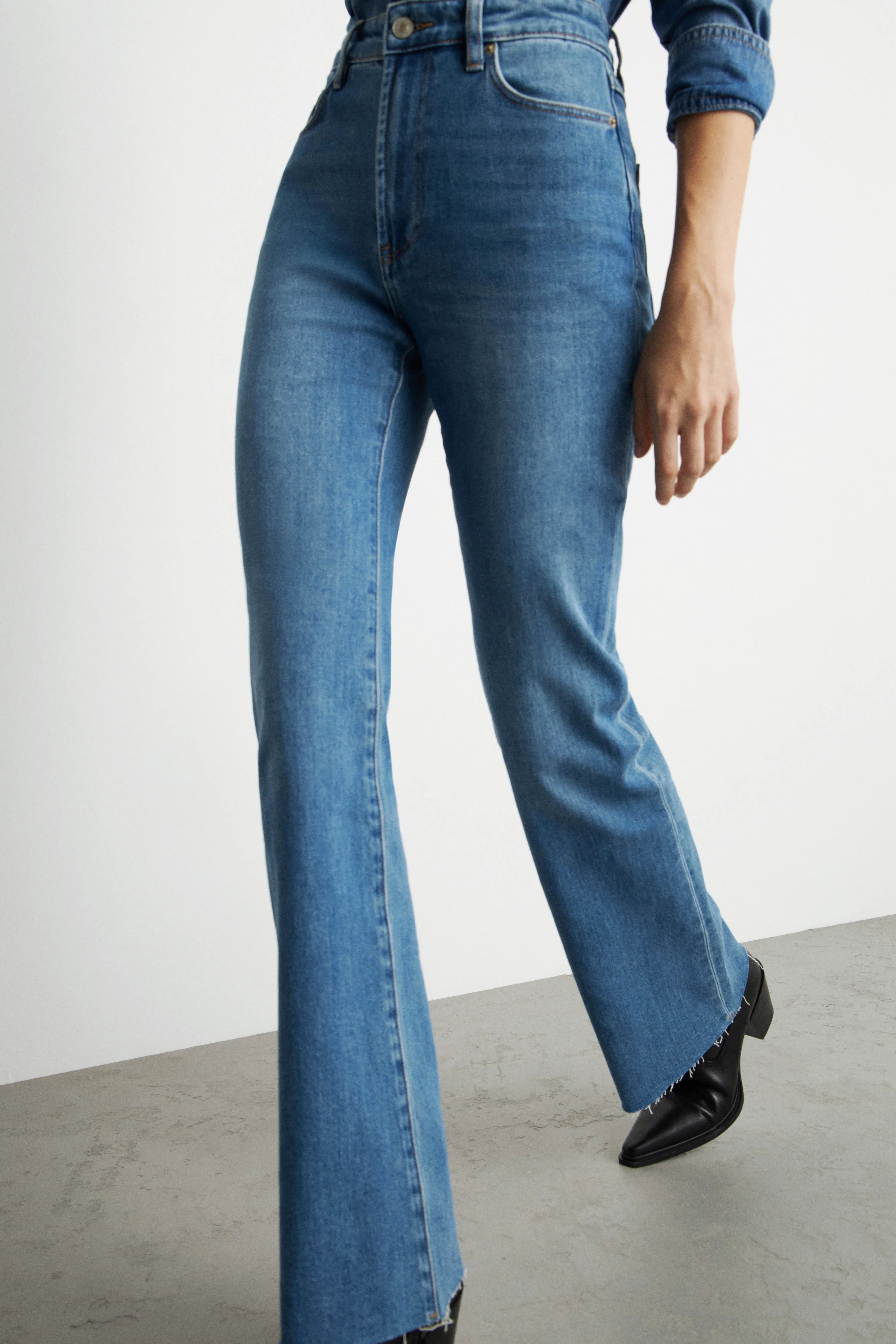 FLARE HIGH-WAIST JEANS - Image 4