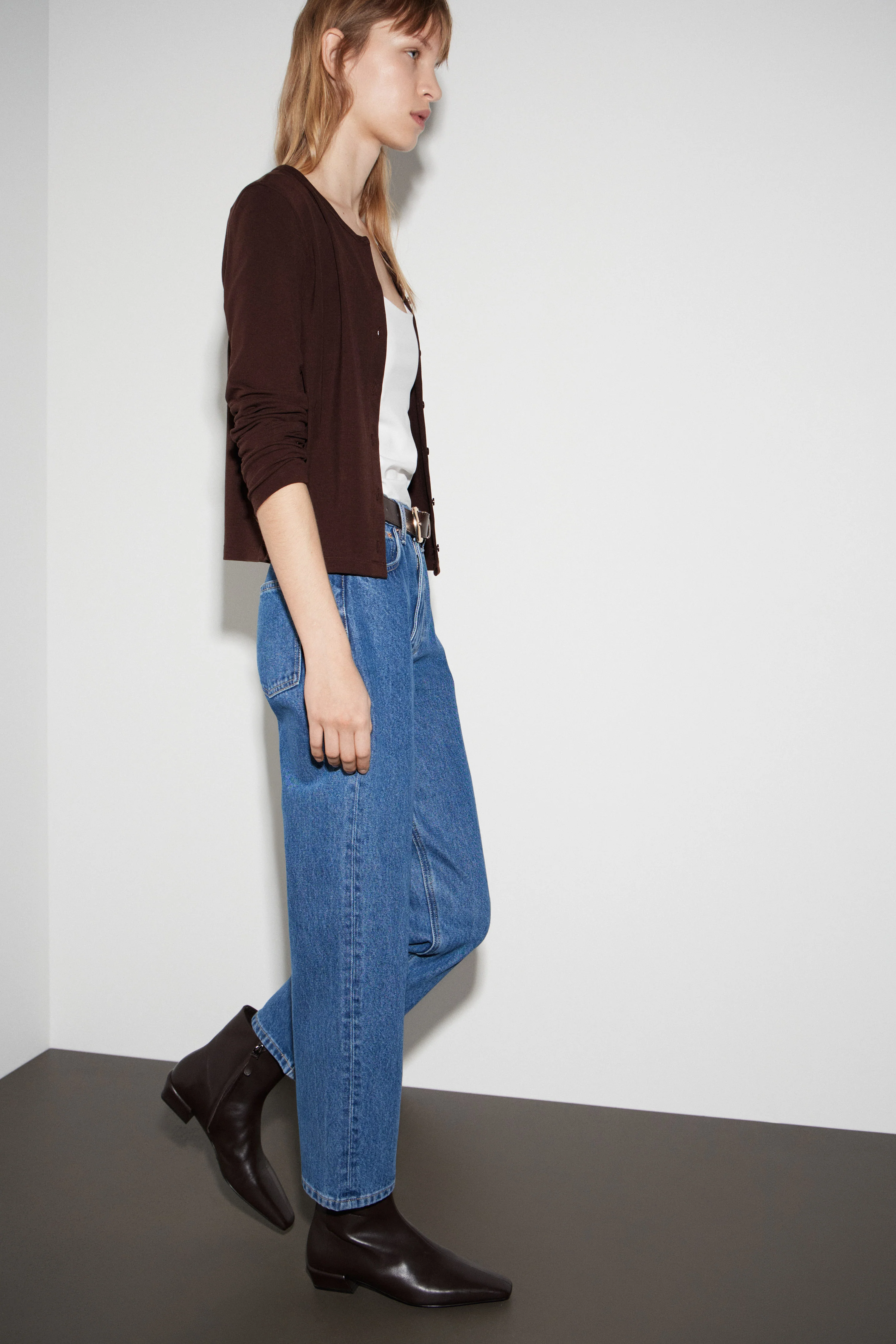 HIGH-WAIST MOM-FIT JEANS - Image 4