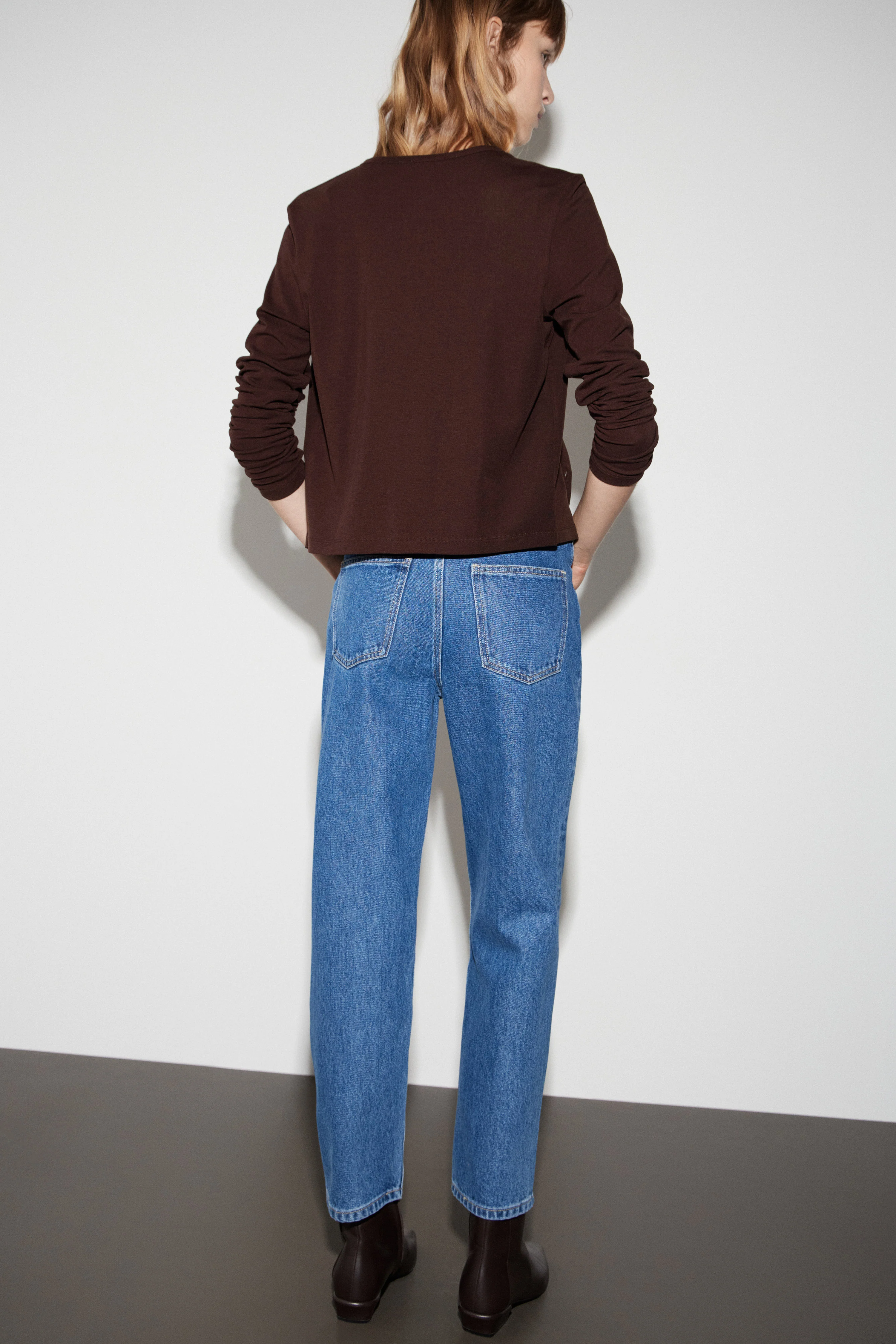 HIGH-WAIST MOM-FIT JEANS - Image 5