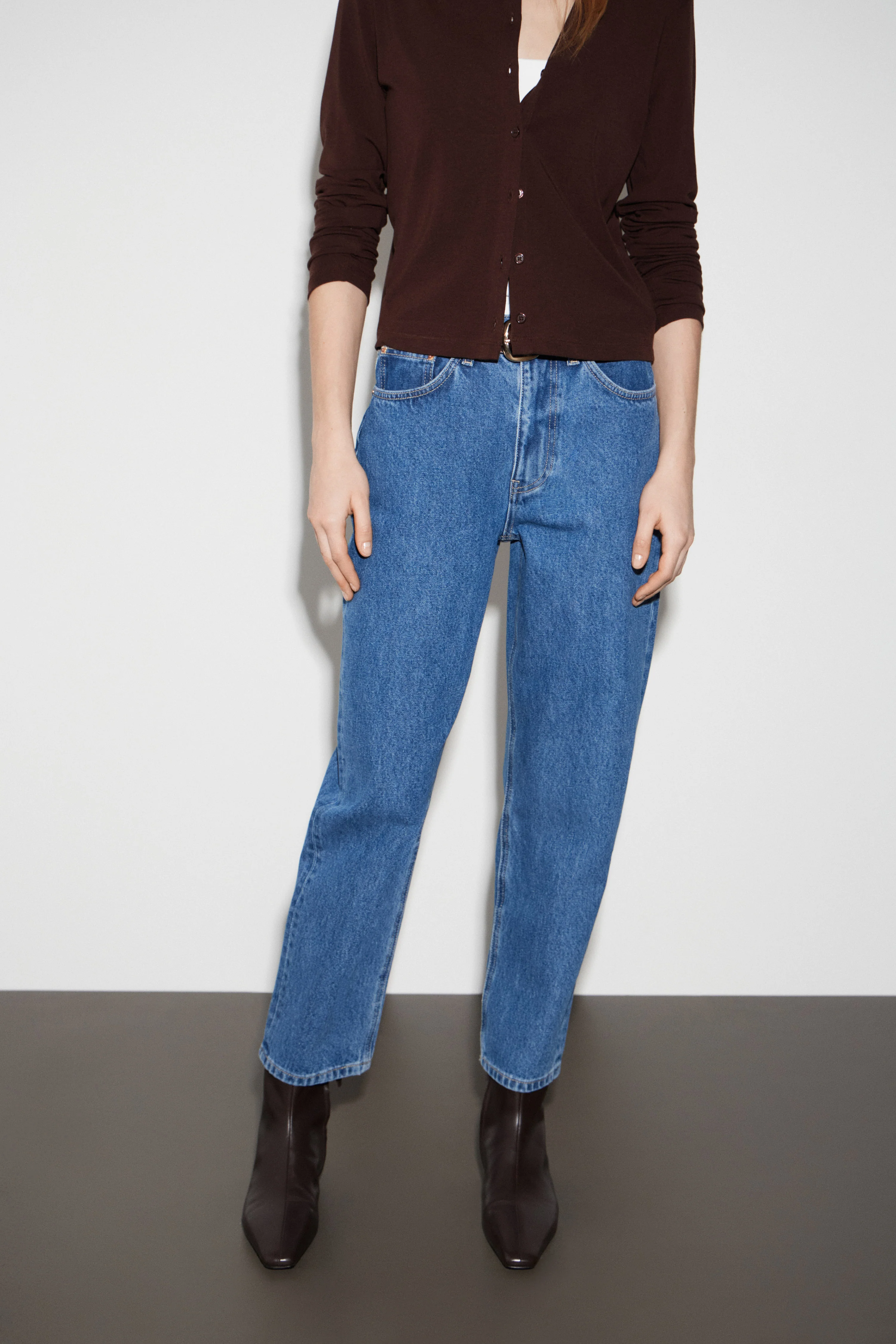 HIGH-WAIST MOM-FIT JEANS - Image 6