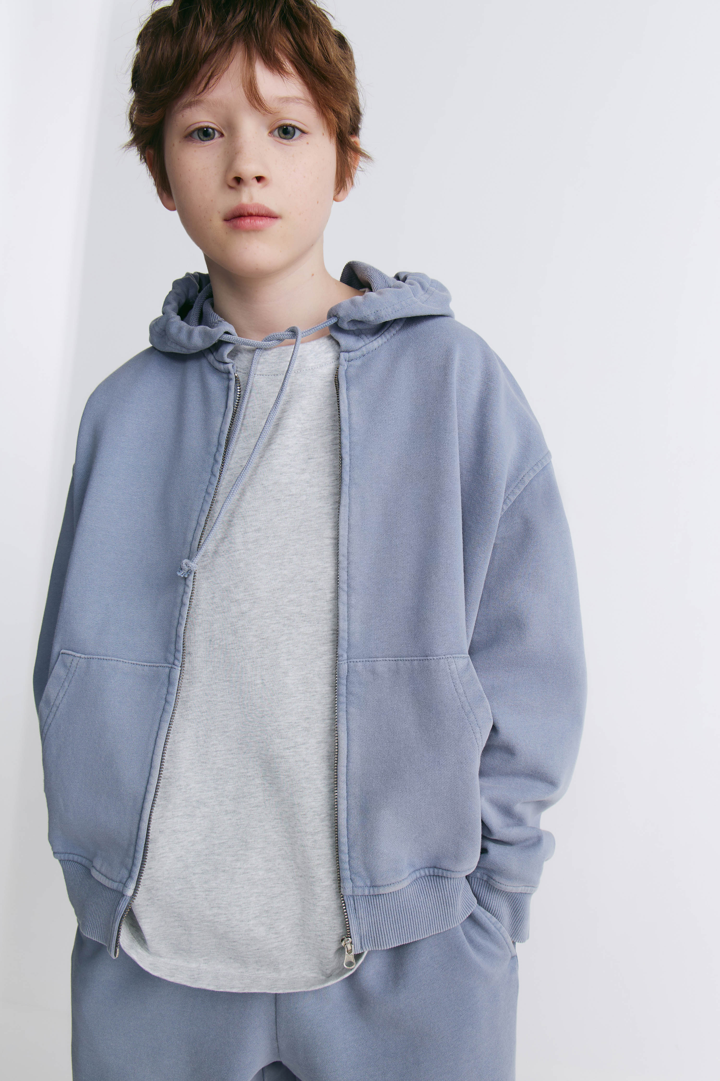 HOODED ZIP-UP SWEATSHIRT