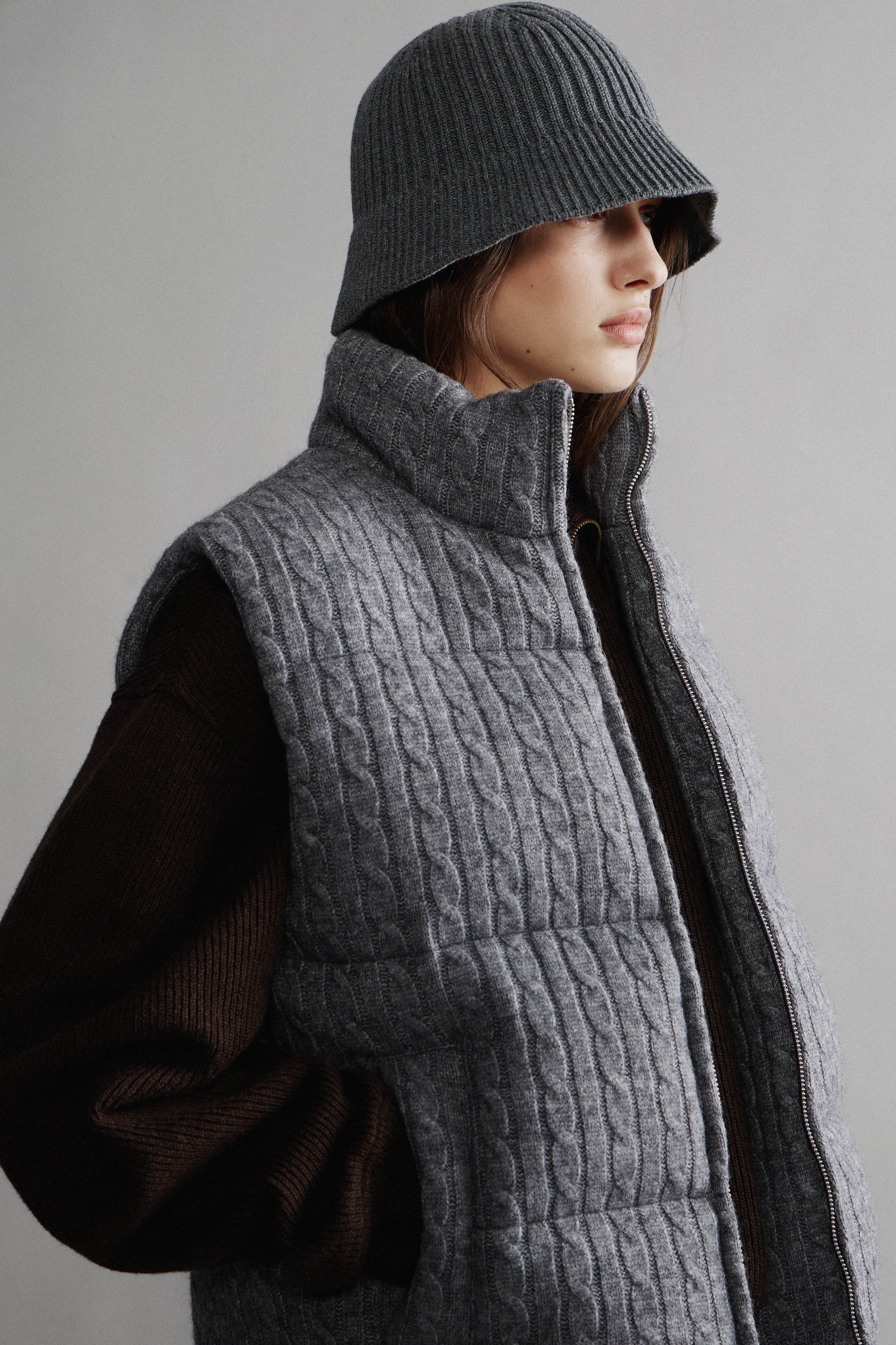 KNITTED BUCKET HAT - Image 3