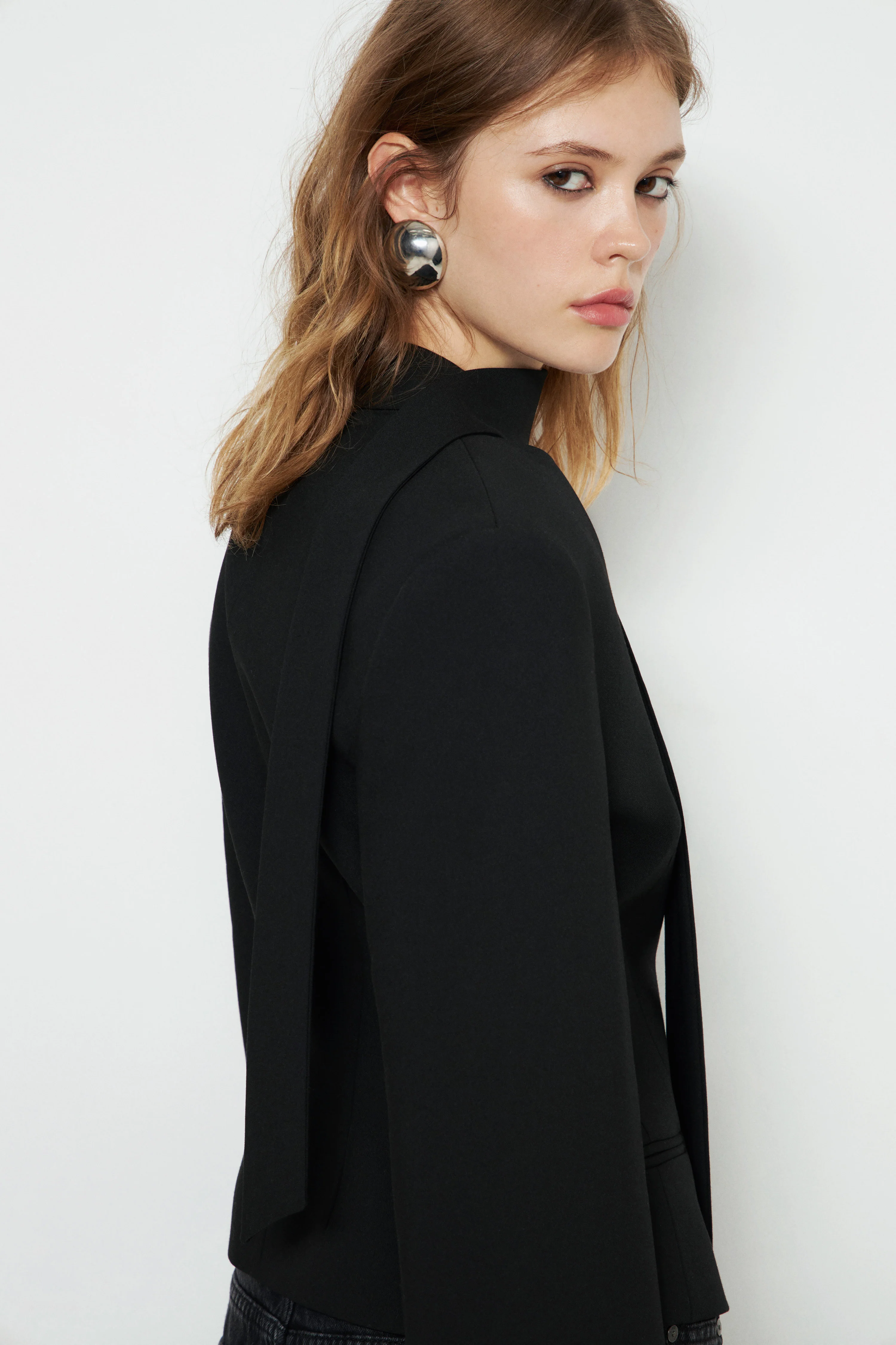 LAVALLIÈRE-NECK FITTED BLAZER - Image 5