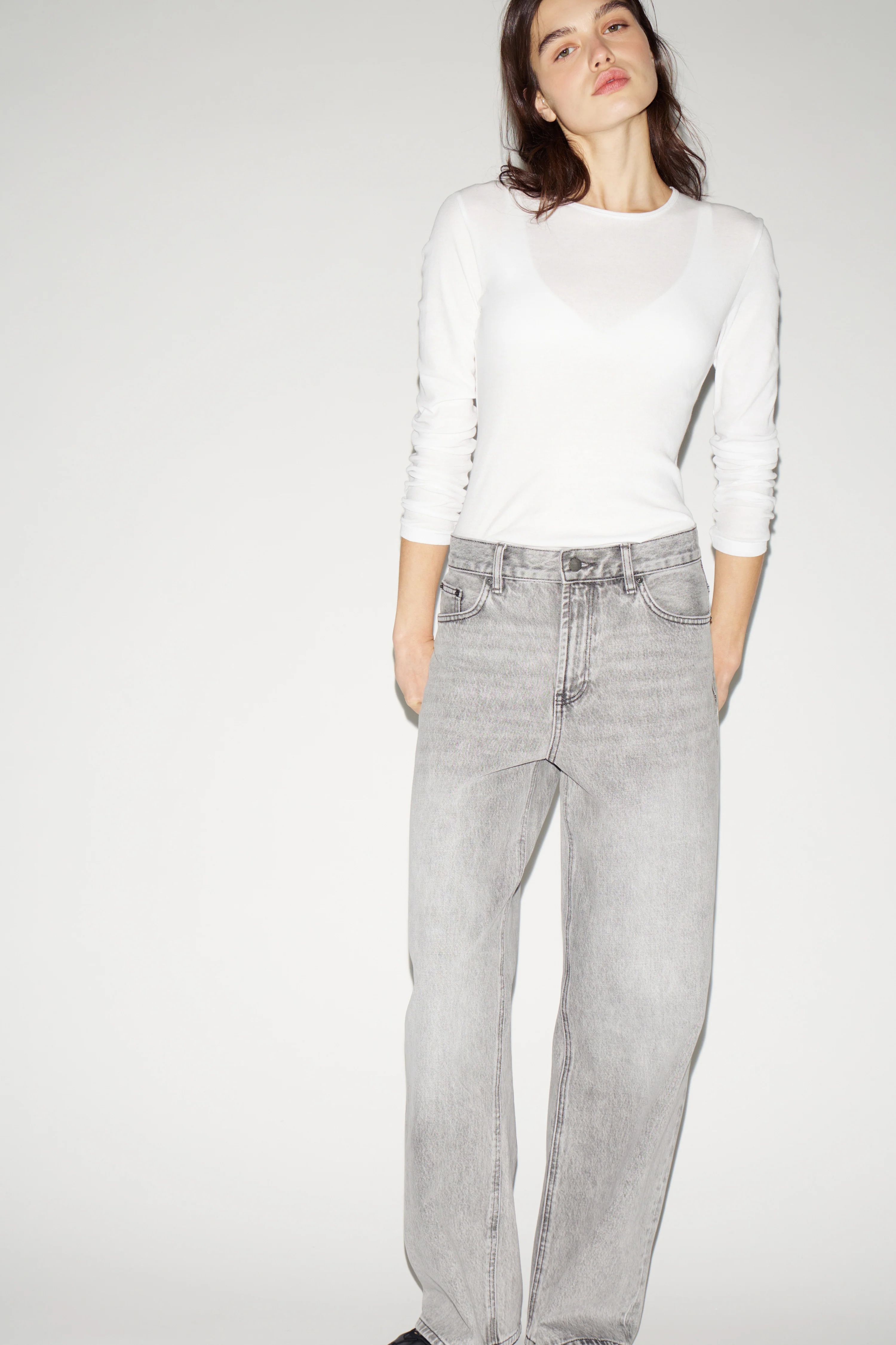 MID-WAIST RELAXED FIT JEANS - Image 4
