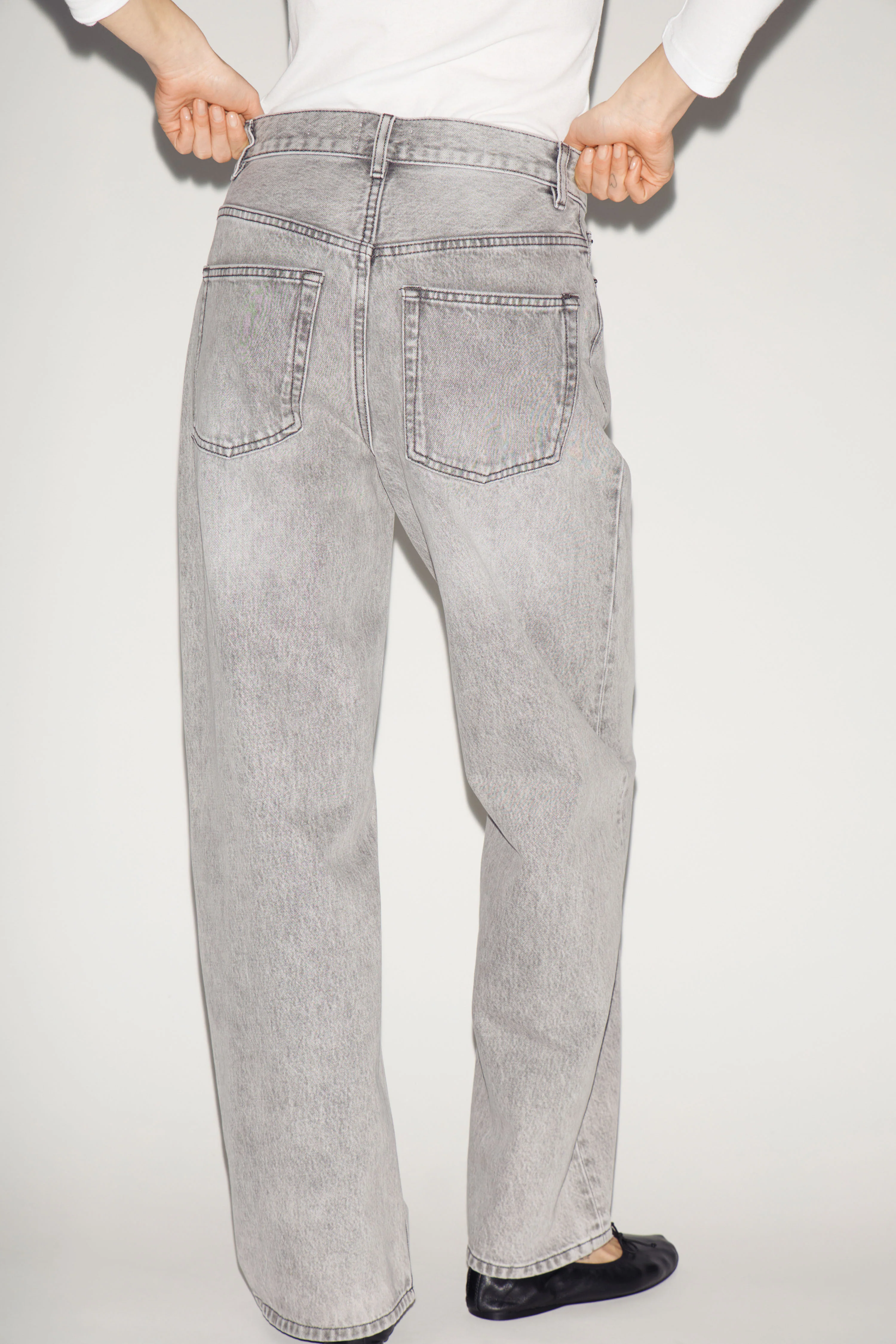 MID-WAIST RELAXED FIT JEANS - Image 5