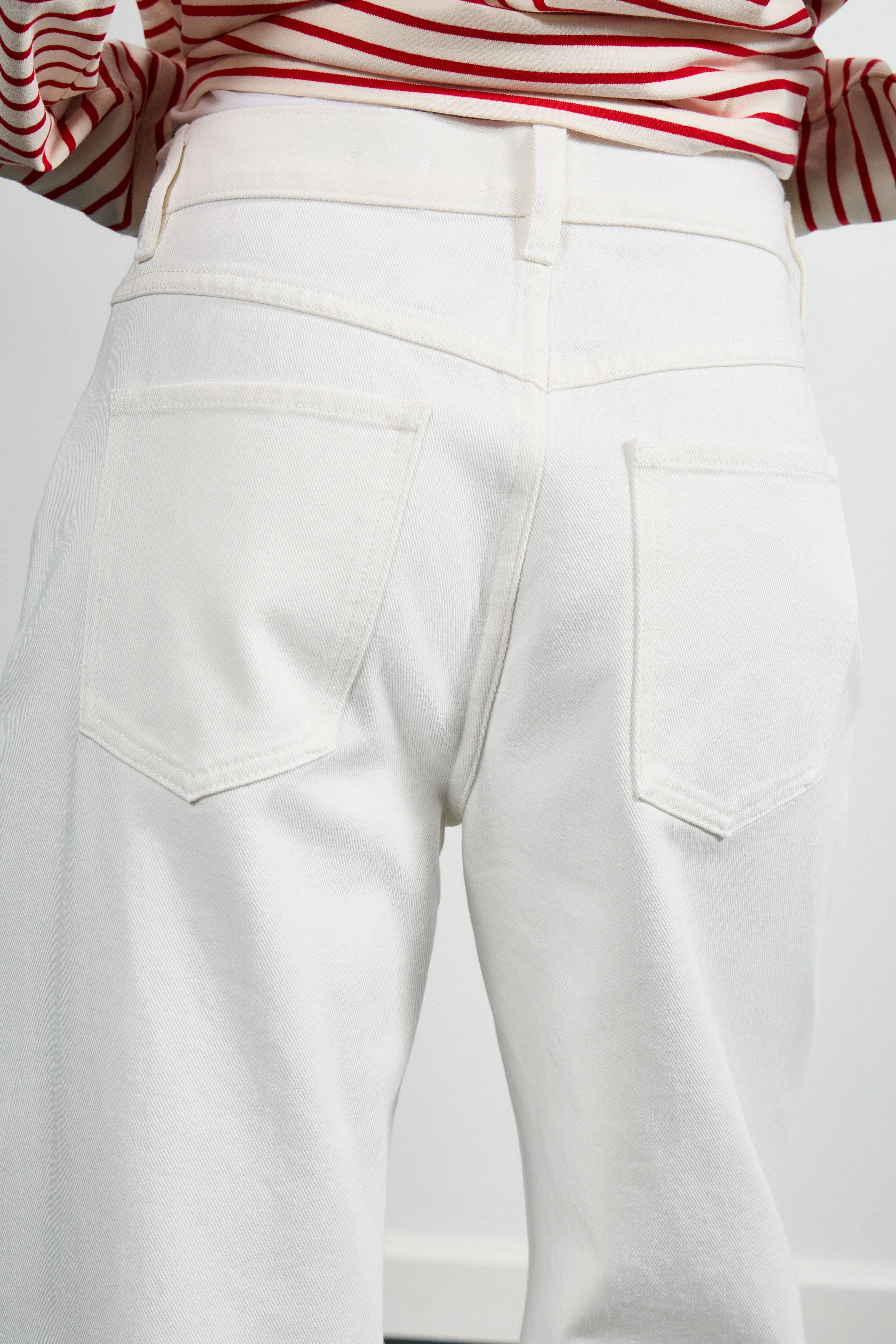 MID-WAIST RELAXED FIT JEANS - Image 5