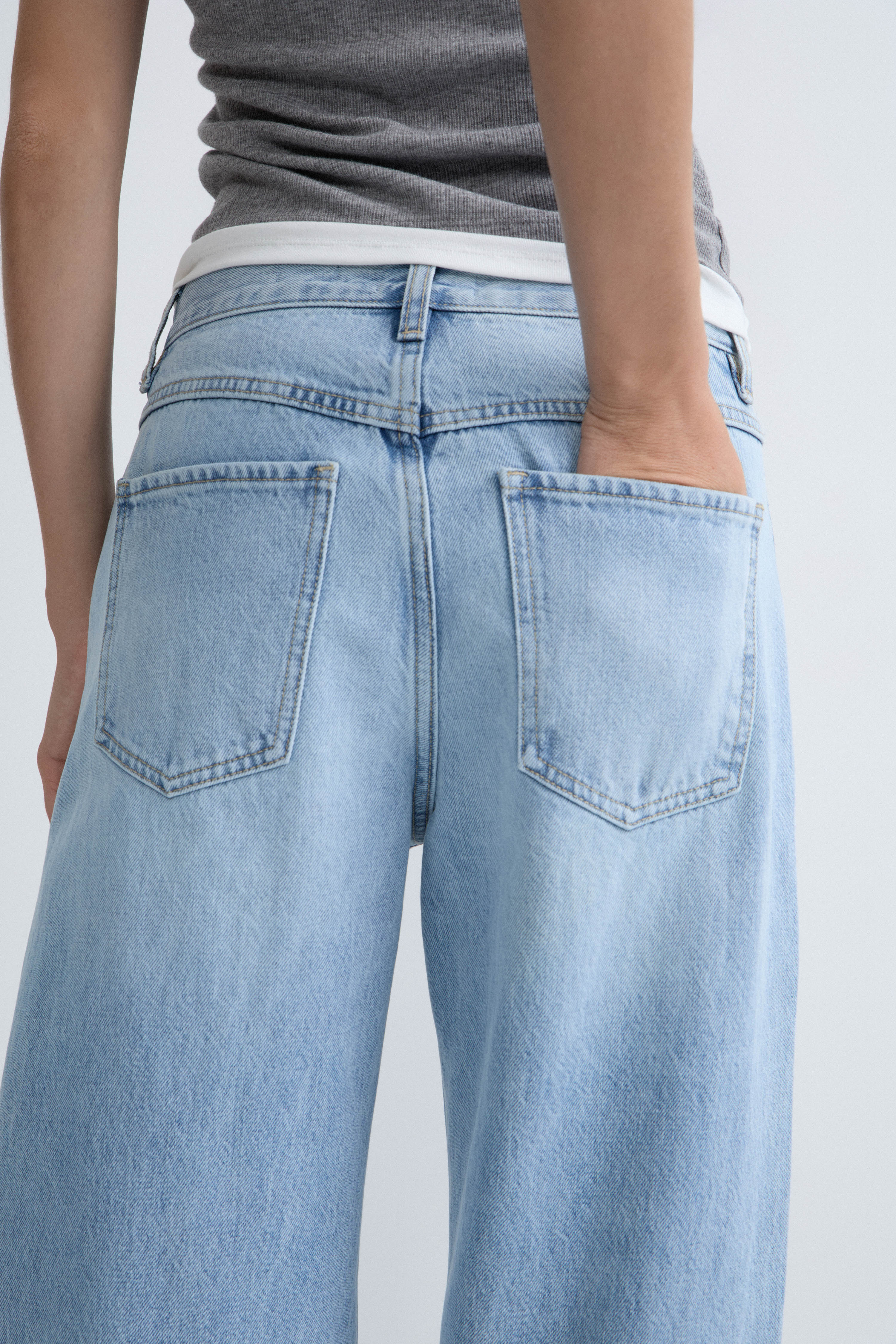 MID-WAIST RELAXED FIT JEANS - Image 3