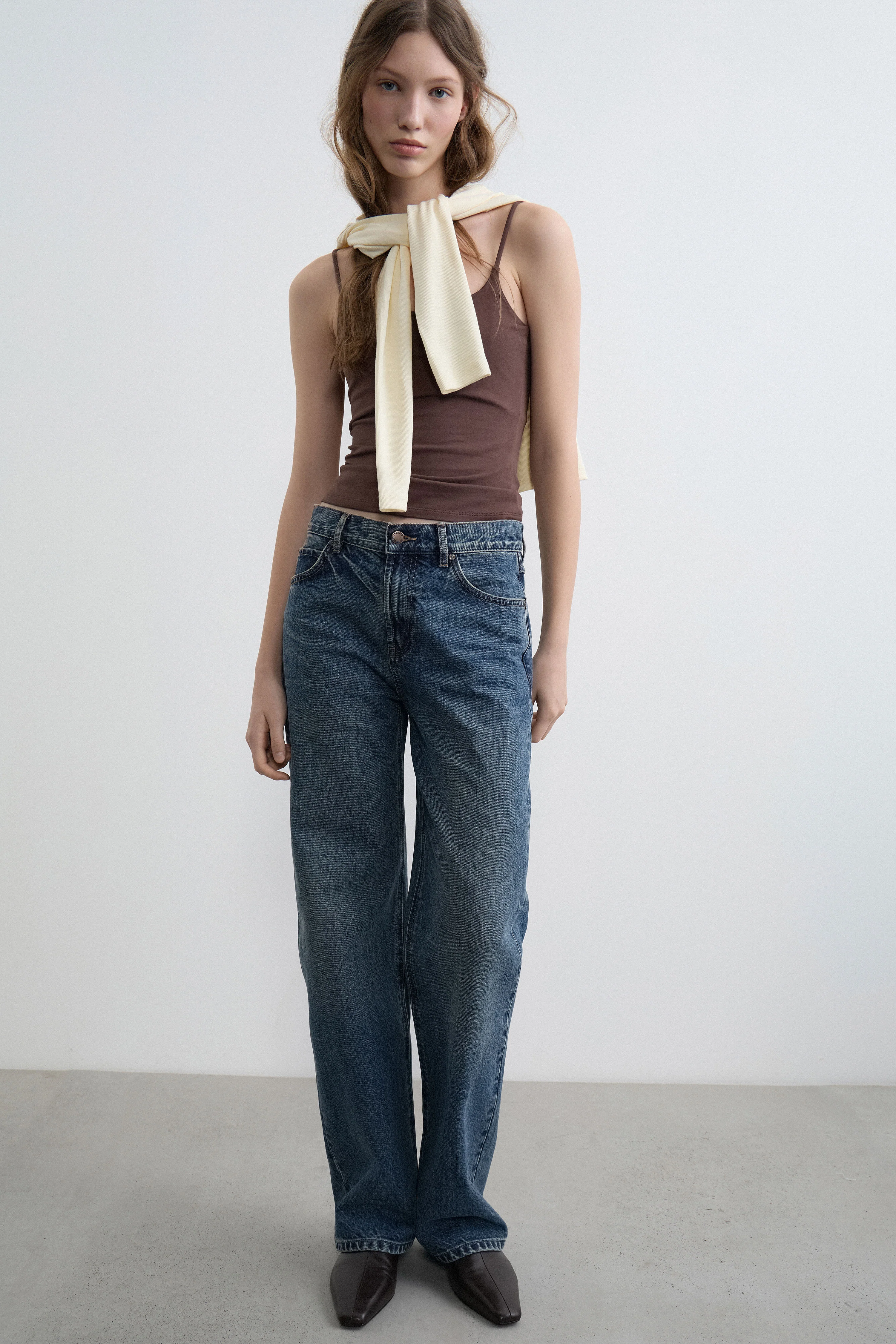 MID-WAIST RELAXED FIT JEANS