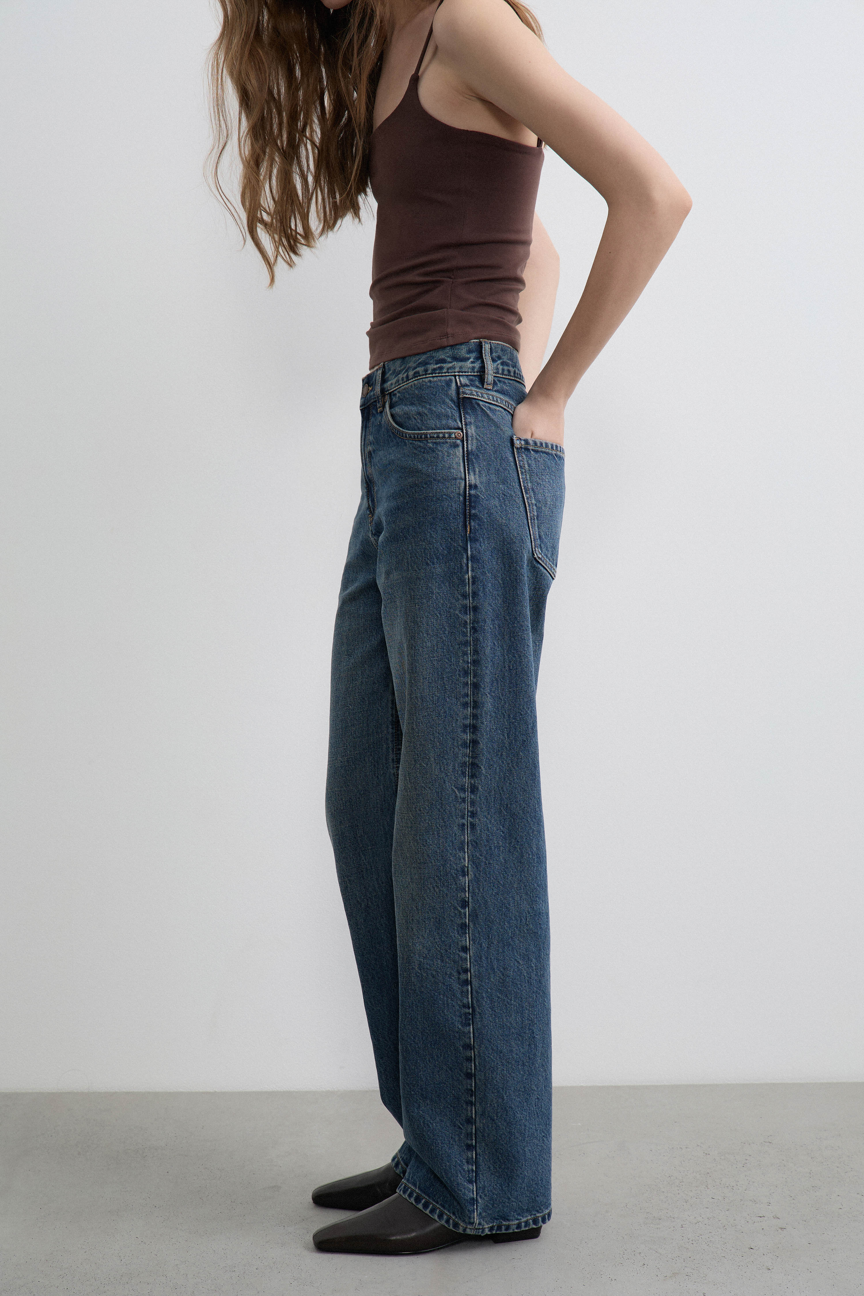 MID-WAIST RELAXED FIT JEANS - Image 4