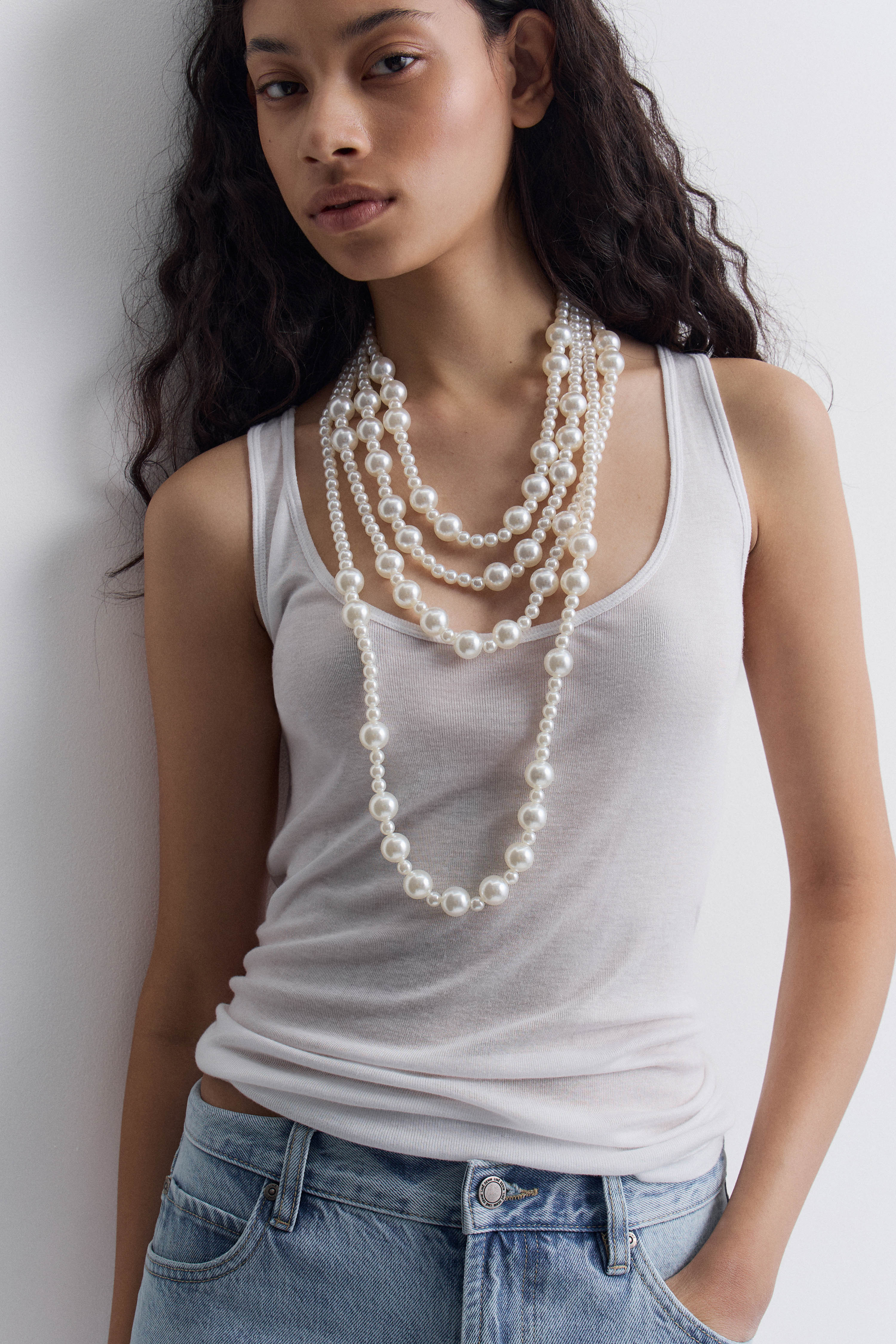 NECKLACE WITH PEARLY BEADS