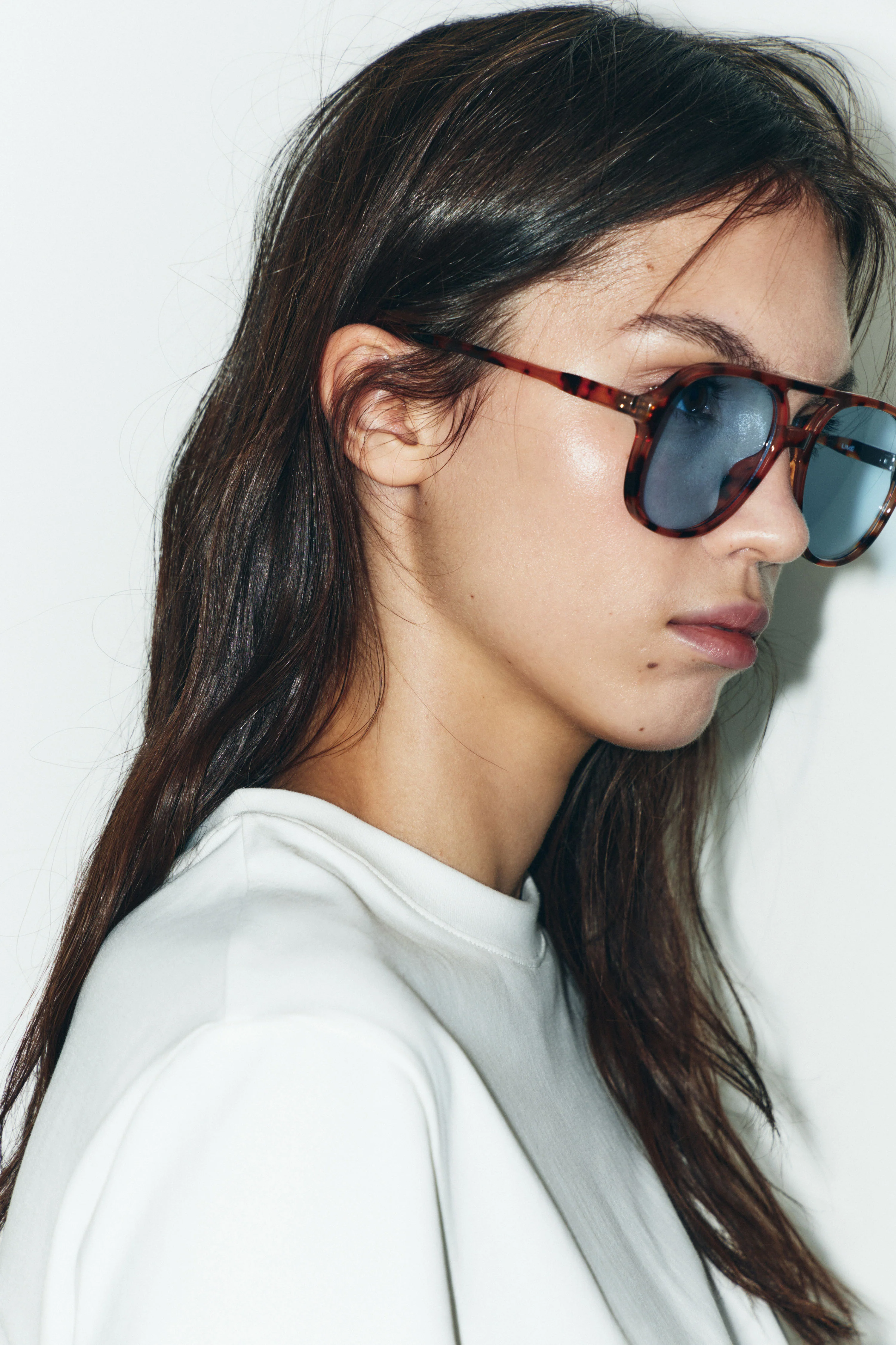 SUNGLASSES WITH UV-PROTECTIVE LENSES - Image 4