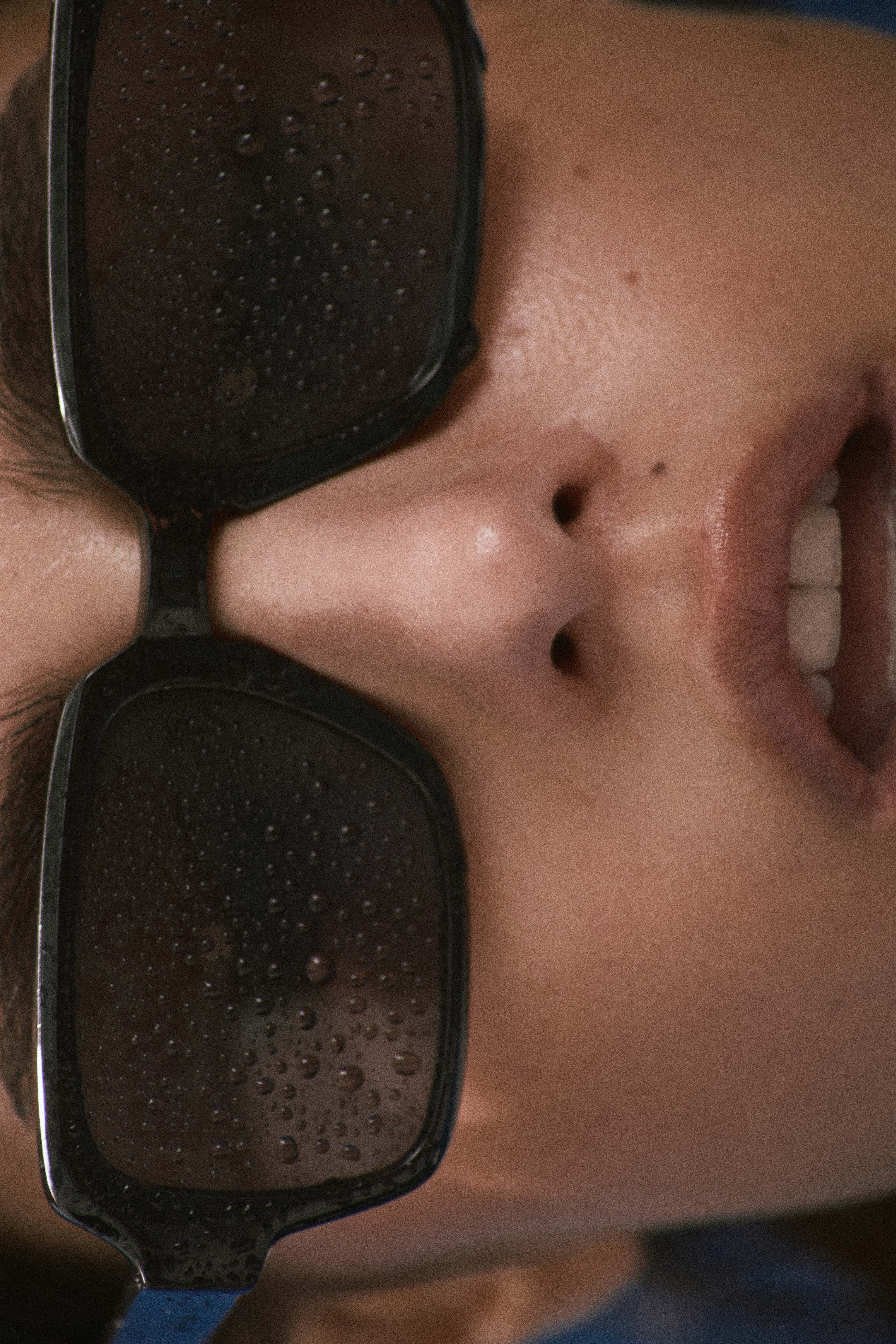 SUNGLASSES WITH UV-PROTECTIVE LENSES - Image 4