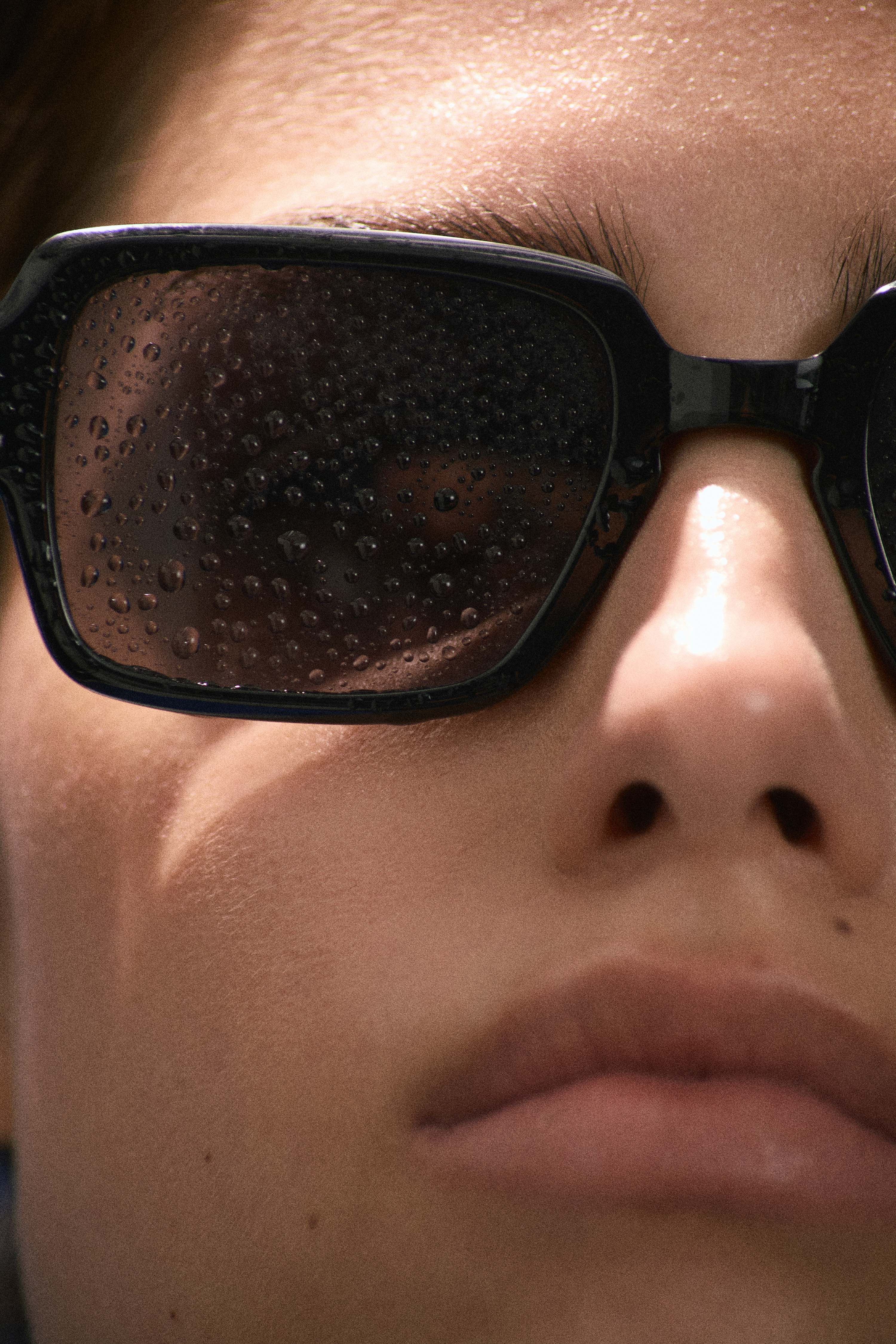 SUNGLASSES WITH UV-PROTECTIVE LENSES - Image 5
