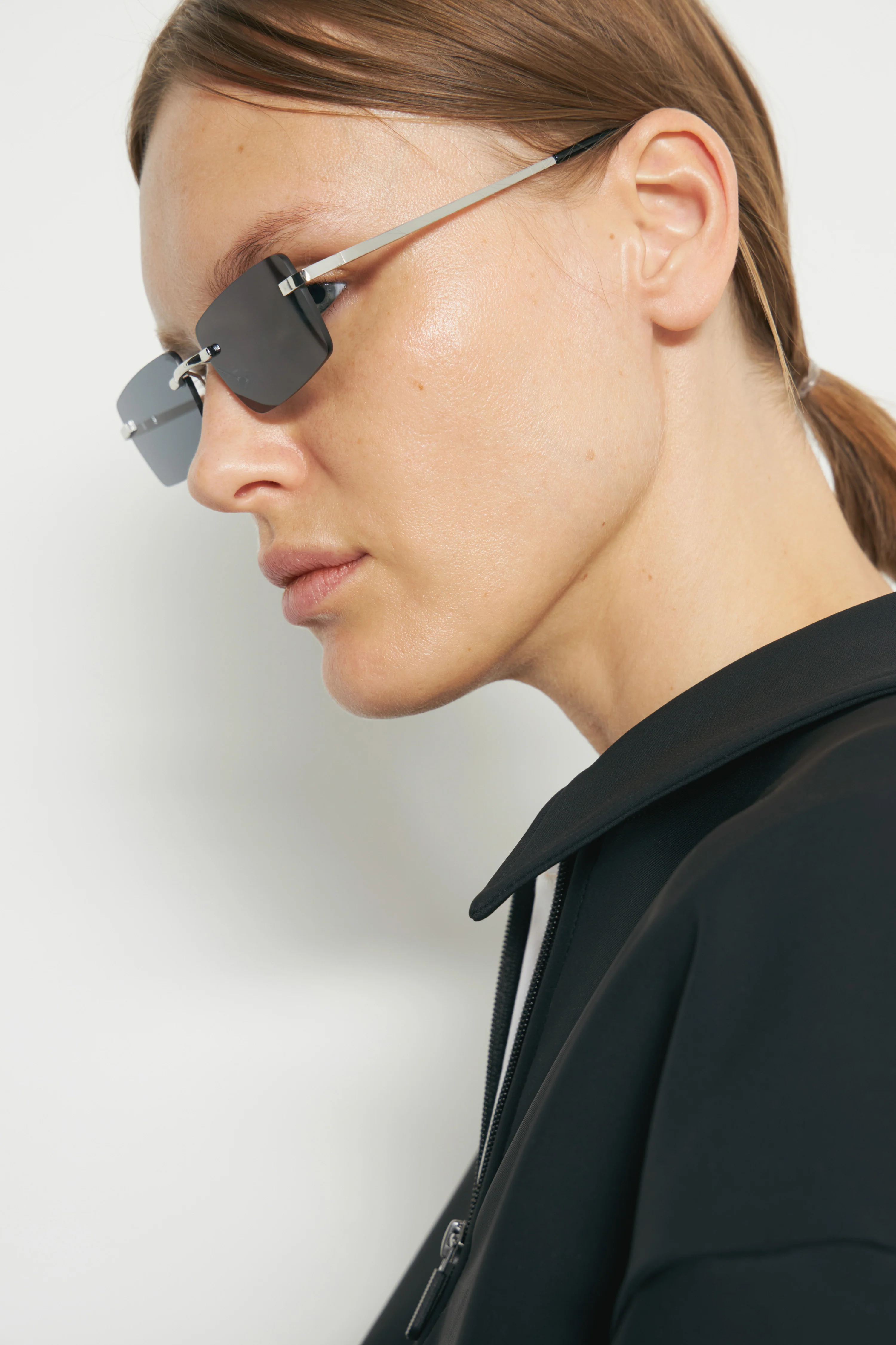 SUNGLASSES WITH UV-PROTECTIVE LENSES - Image 4