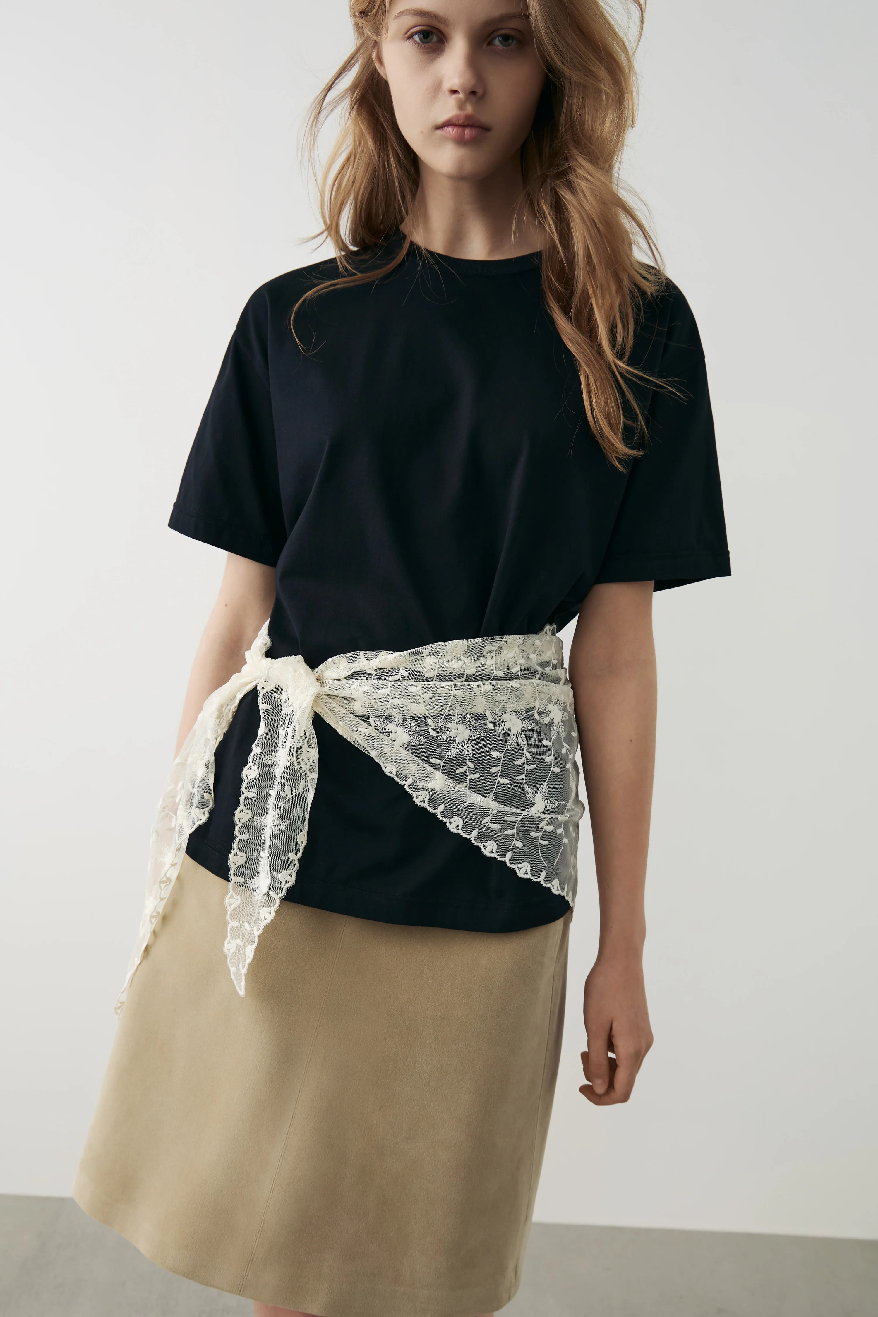 T-SHIRT AND LACE SCARVES - Image 3