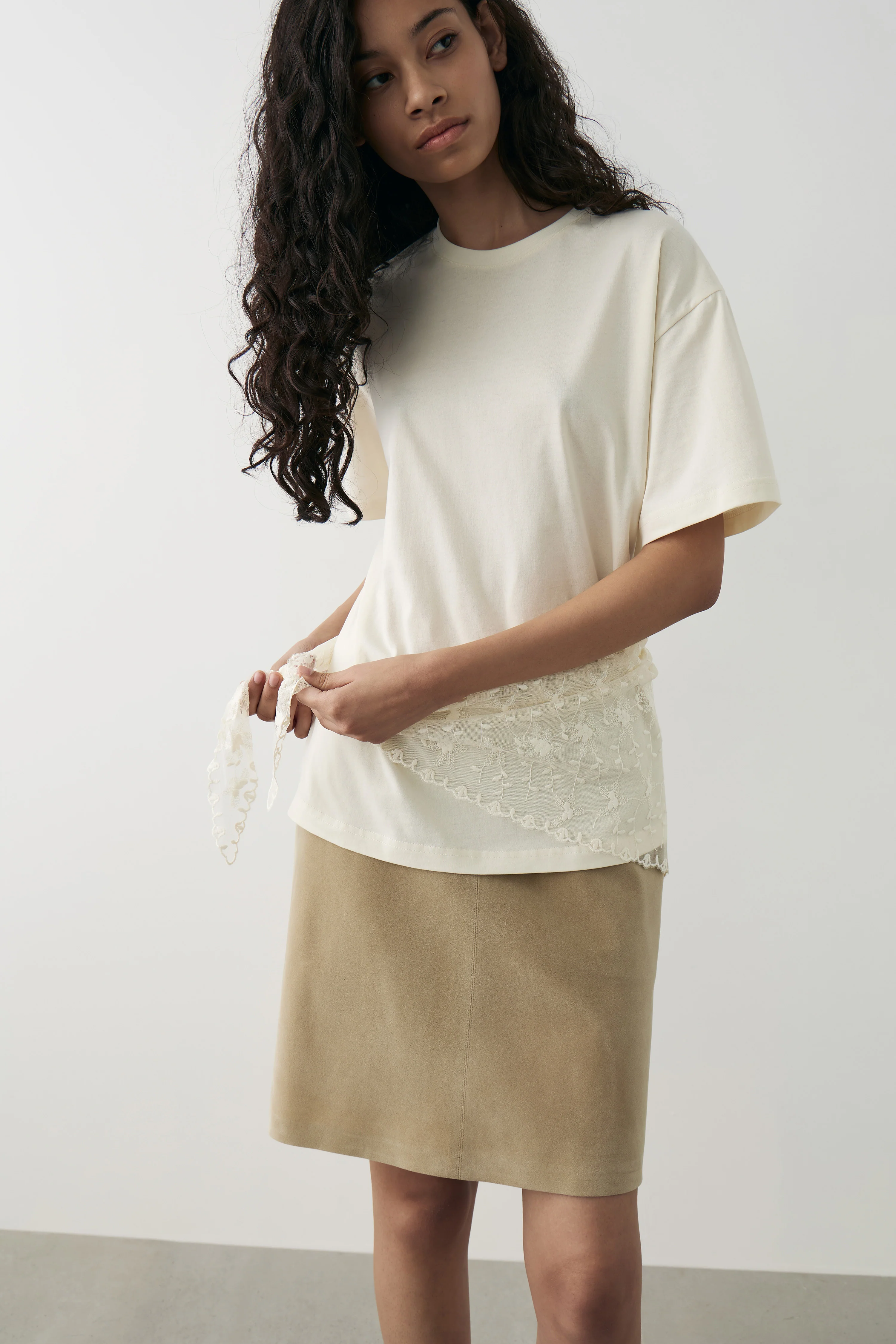 T-SHIRT AND LACE SCARVES - Image 3