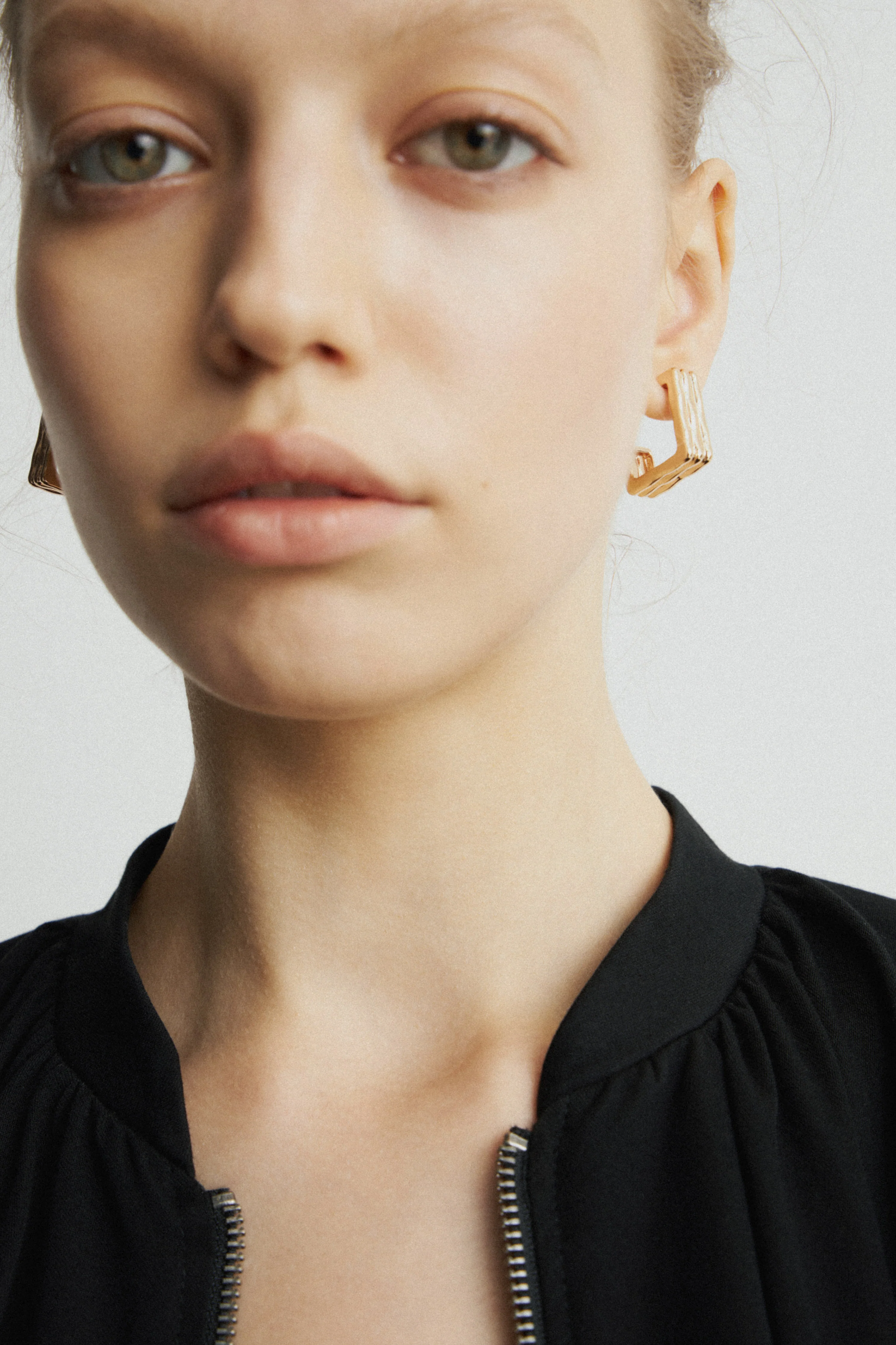 TEXTURED SQUARE EARRINGS - Image 4