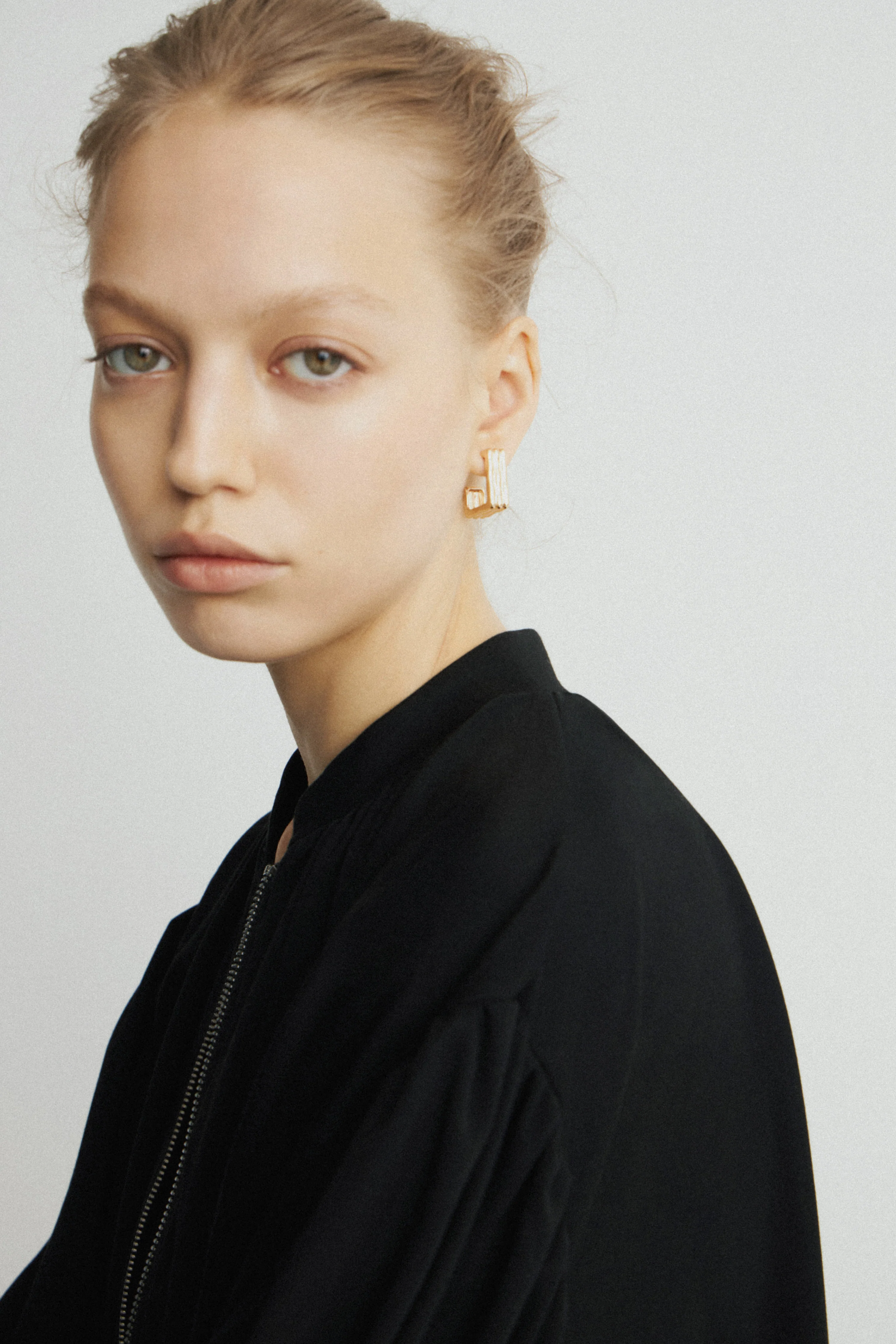 TEXTURED SQUARE EARRINGS - Image 5