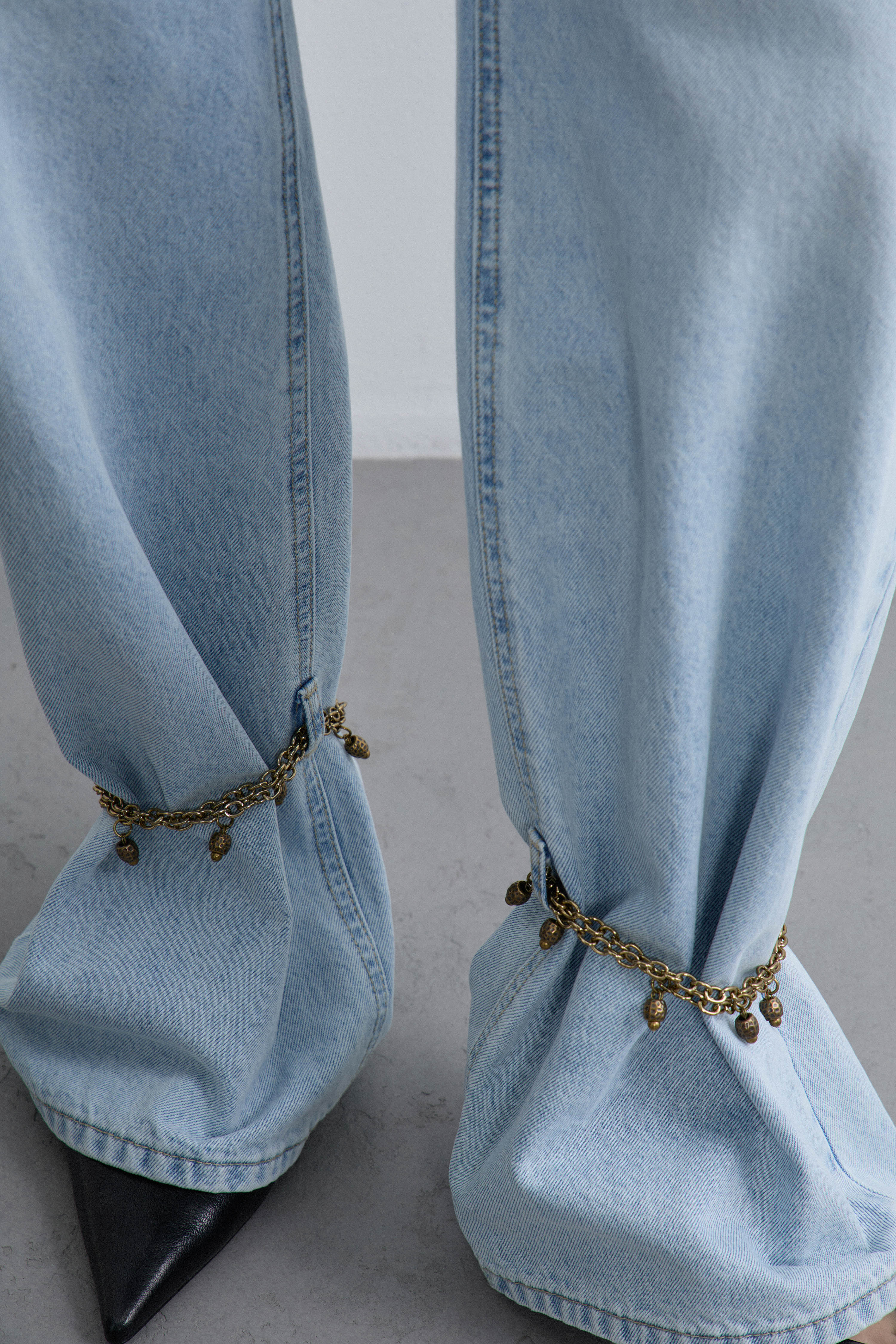 WIDE JEANS WITH ANKLE BRACELETS - Image 3