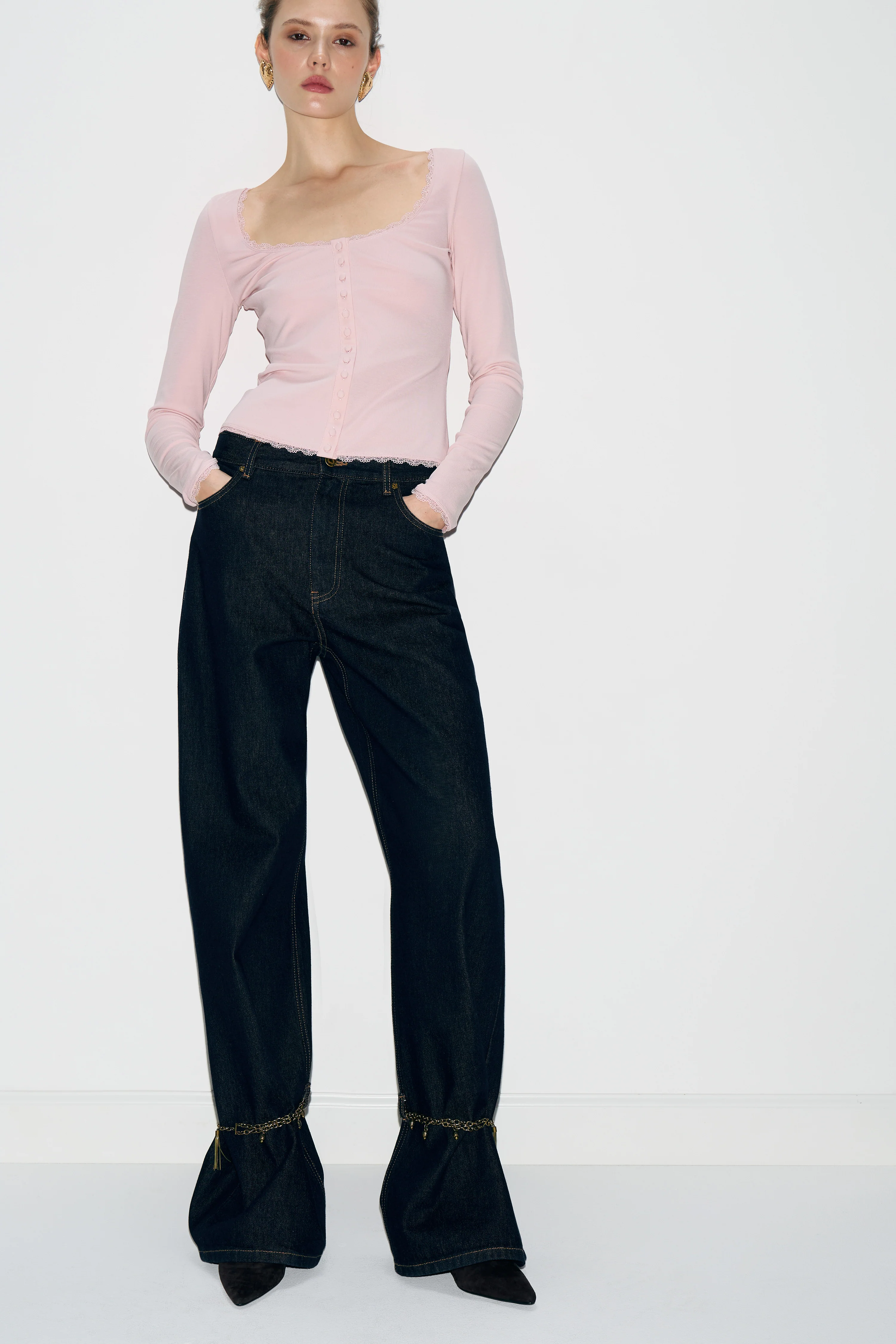 WIDE JEANS WITH ANKLE BRACELETS